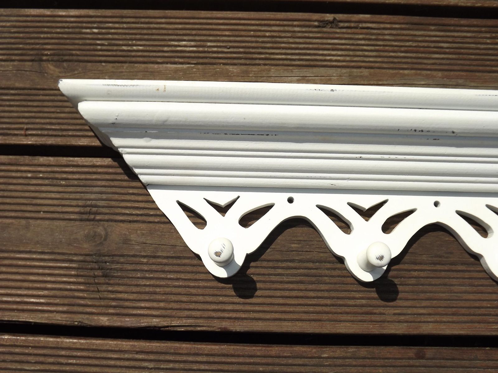 Porte-manteau mural vintage français shabby chic en bois patiné blanc, étagère et 6 patères. photo furniture