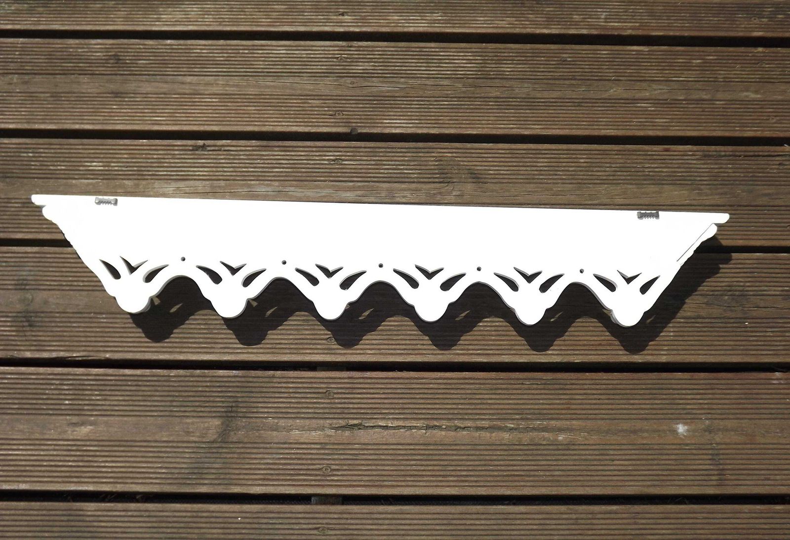 Porte-manteau mural vintage français shabby chic en bois patiné blanc, étagère et 6 patères. photo buy