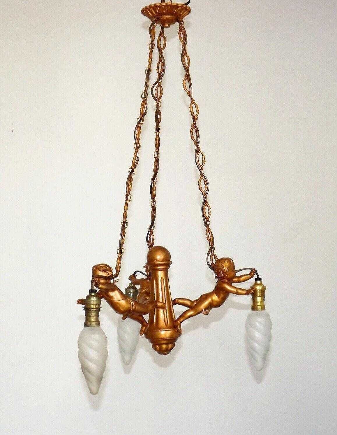 Lustre vintage français aux chérubins, spelter doré antique, 3 lumières. Lustre de style Rococo français aux anges putti. Lustre chérubin photo for sale