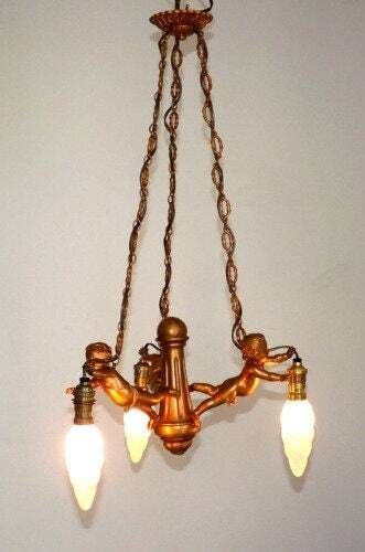 Lustre vintage français aux chérubins, spelter doré antique, 3 lumières. Lustre de style Rococo français aux anges putti. Lustre chérubin photo Luminaires