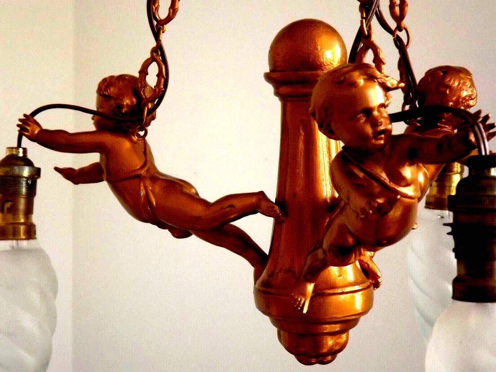 photo furniture Lustre vintage français aux chérubins, spelter doré antique, 3 lumières. Lustre de style Rococo français aux anges putti. Lustre chérubin