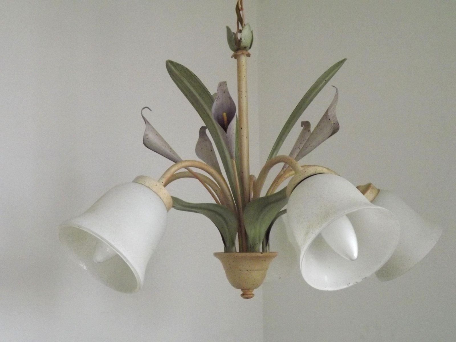 Franse Vintage Drielamps Lavendel Lelie Toleware Hanglamp Met Getextureerde Glazen Kappen — Franse Vintage Verlichting. Vintage Toleware Hanglamp.