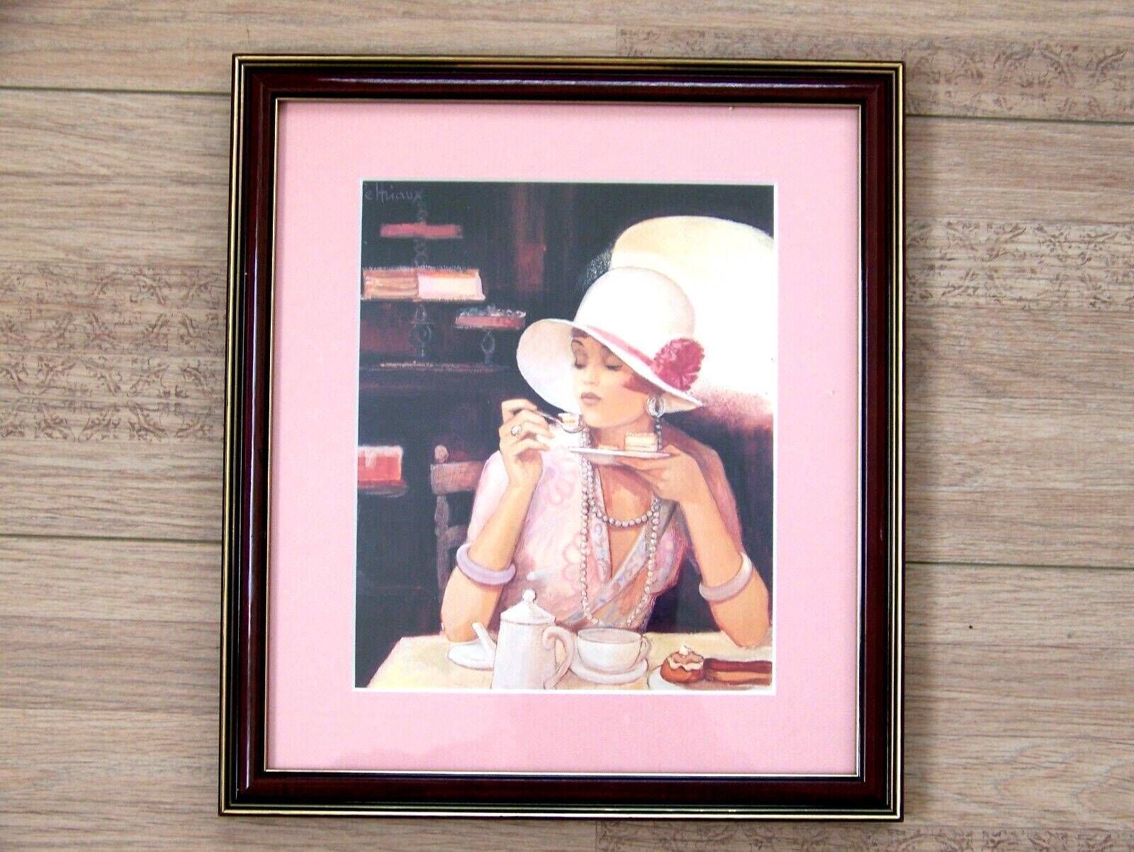 Vintage Parijse Modeprent, Gesigneerd Peltriaux, In Houten Lijst — Frans Vintage Kunstwerk. Bernard Peltriaux, Dame In Café Terwijl Ze Taart Eet. photo Kunst