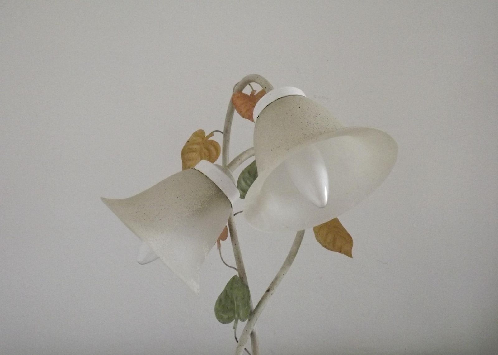 Franse Vintage Toleware Tafellamp Met Twee Lichtpunten, Herfstbladeren En Glazen Kappen — Franse Vintage Verlichting. Bureaulamp. Nachttafellamp. Vintage Lamp. photo 86.0