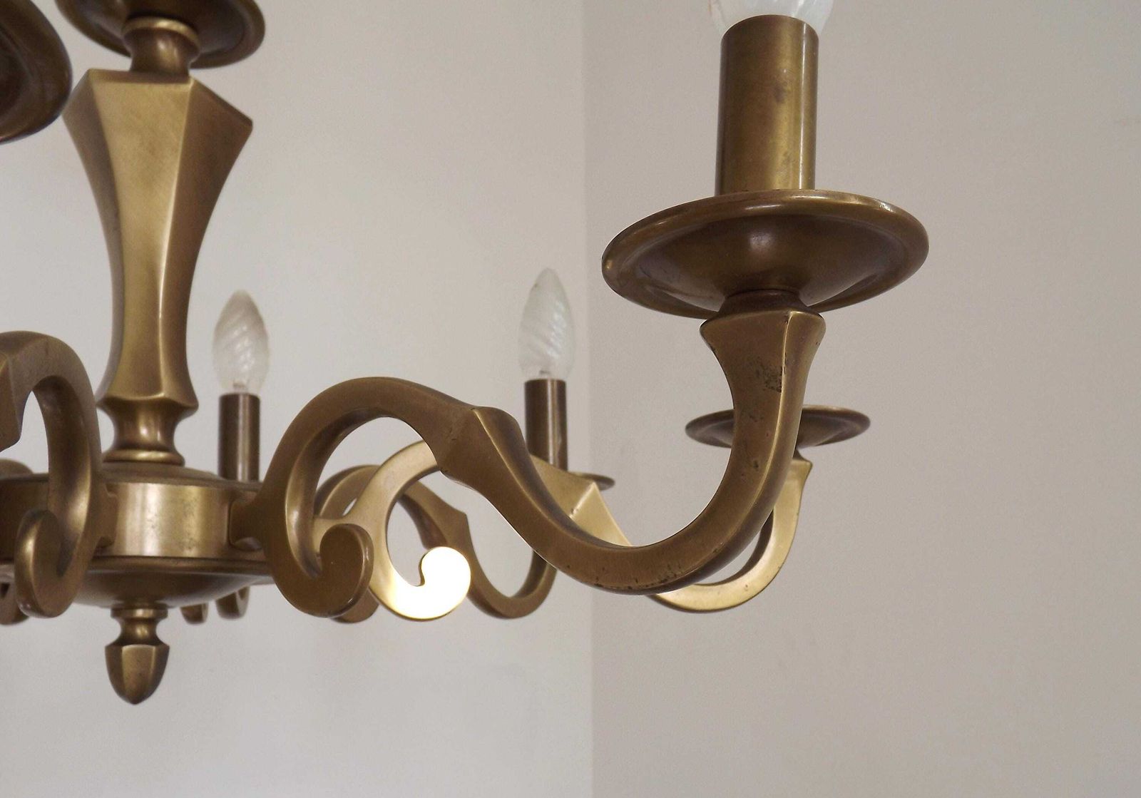 Lustre vintage mid-century modern français, 8 lumières, métal effet bronze - Éclairage vintage français. Grand lustre 8 lumières photo 199.0