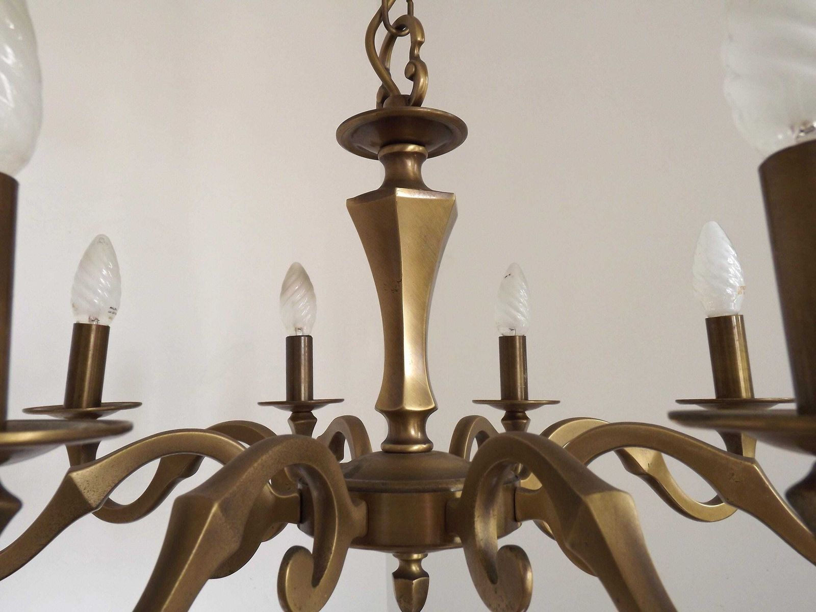 photo for sale Lustre vintage mid-century modern français, 8 lumières, métal effet bronze - Éclairage vintage français. Grand lustre 8 lumières