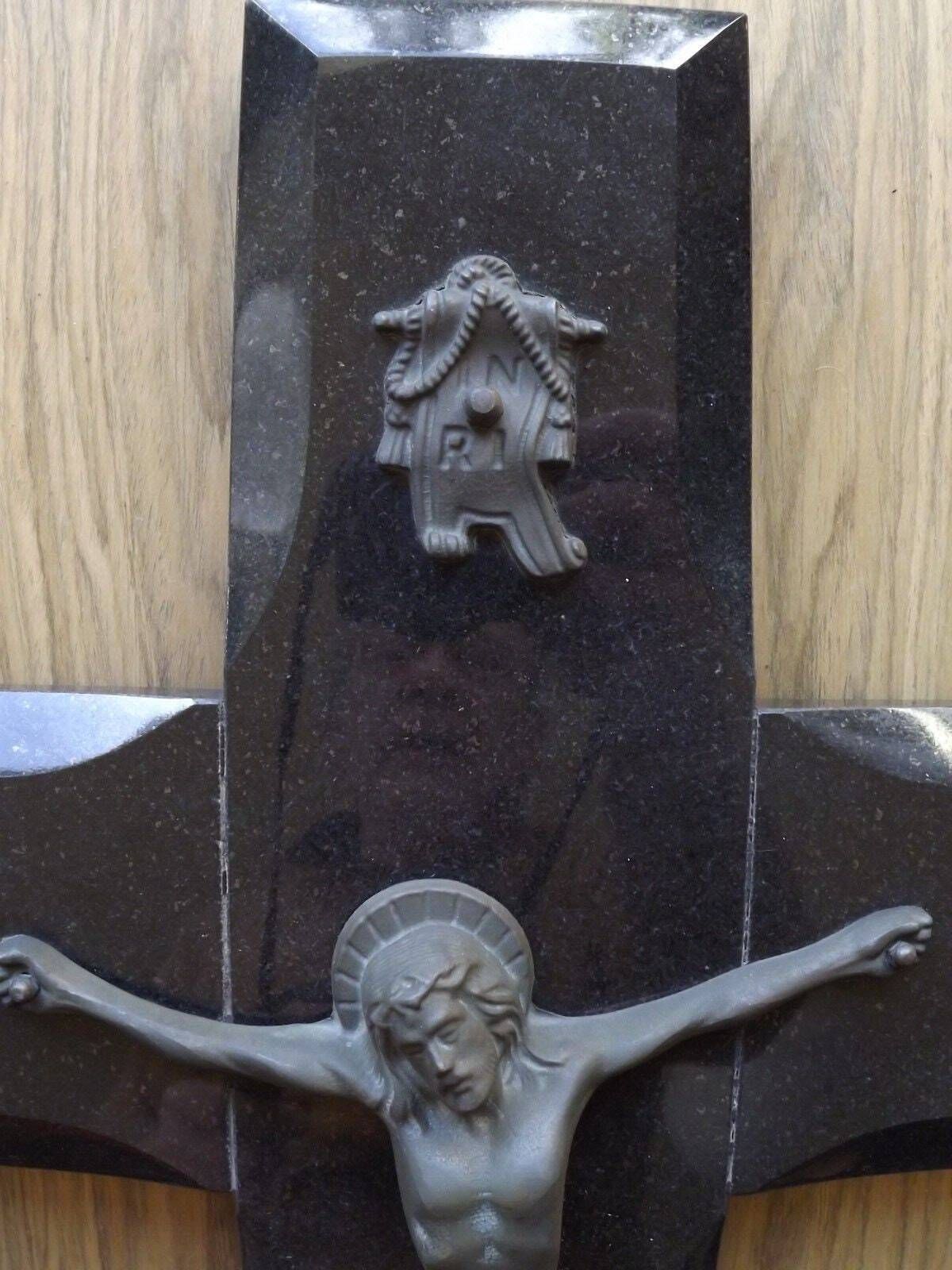 Grand crucifix Art déco français en marbre noir avec figure du Christ en régule à effet bronzé et plaque INRI, grand crucifix français en marbre noir. photo vinterior