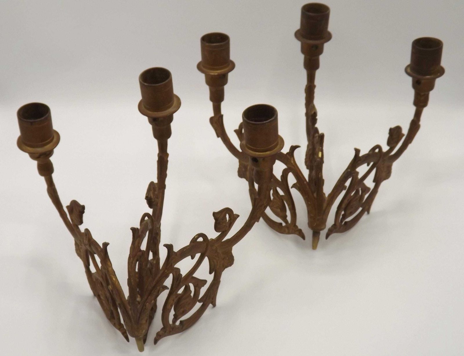 Paire de grandes appliques d'époque à trois bras en bronze doré pour piano   Luminaires d'époque français. Appliques murales. Appliques bougeoirs en bronze. photo Luminaires