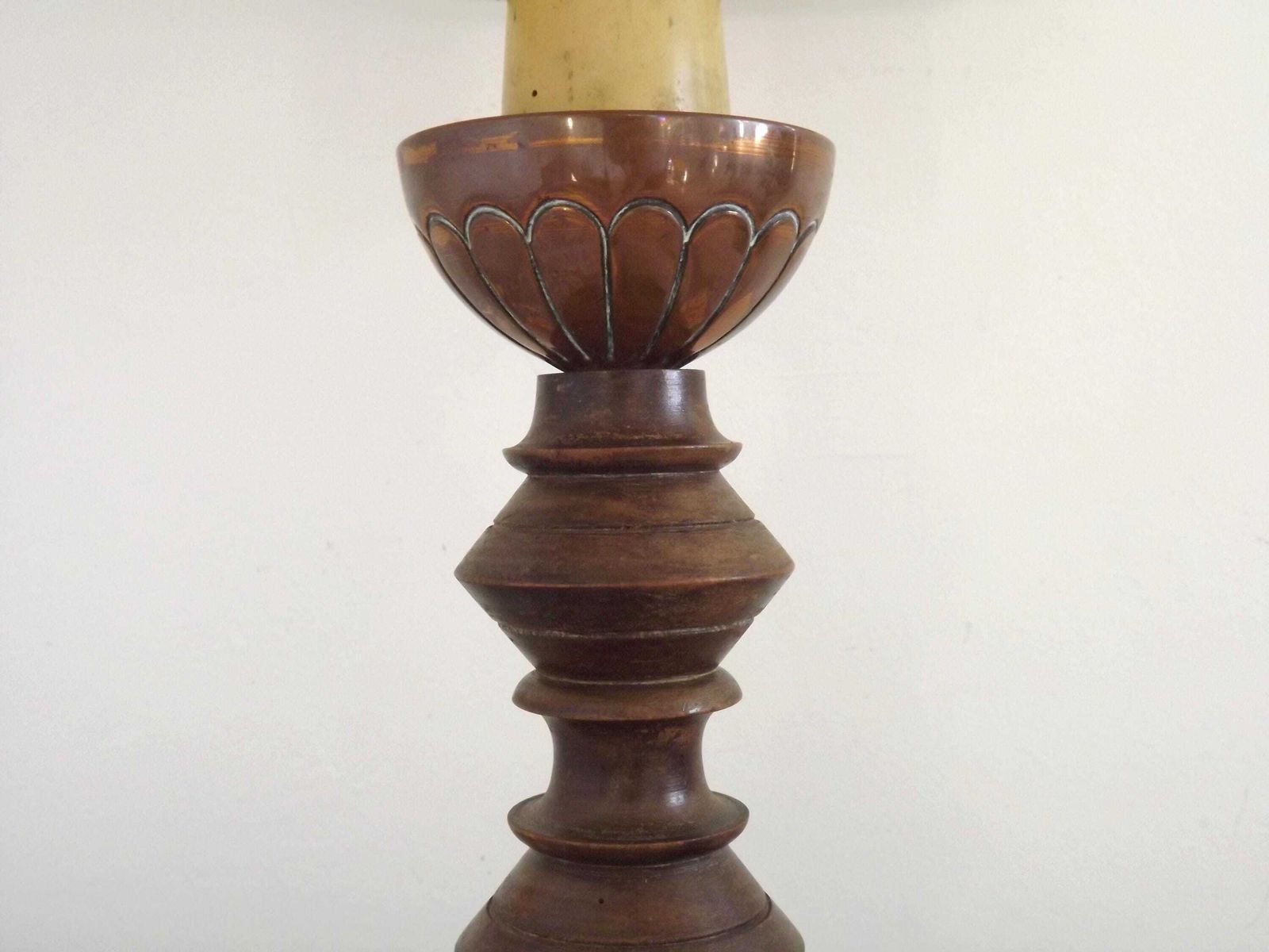 photo furniture Franse Mid Century Lamp Met Gedraaid Hout En Koper, Handgeschilderde Kap | Frans Vintage Verlichtingsstuk. Handgeschilderde Kap Met Perzik  En Bladmotief