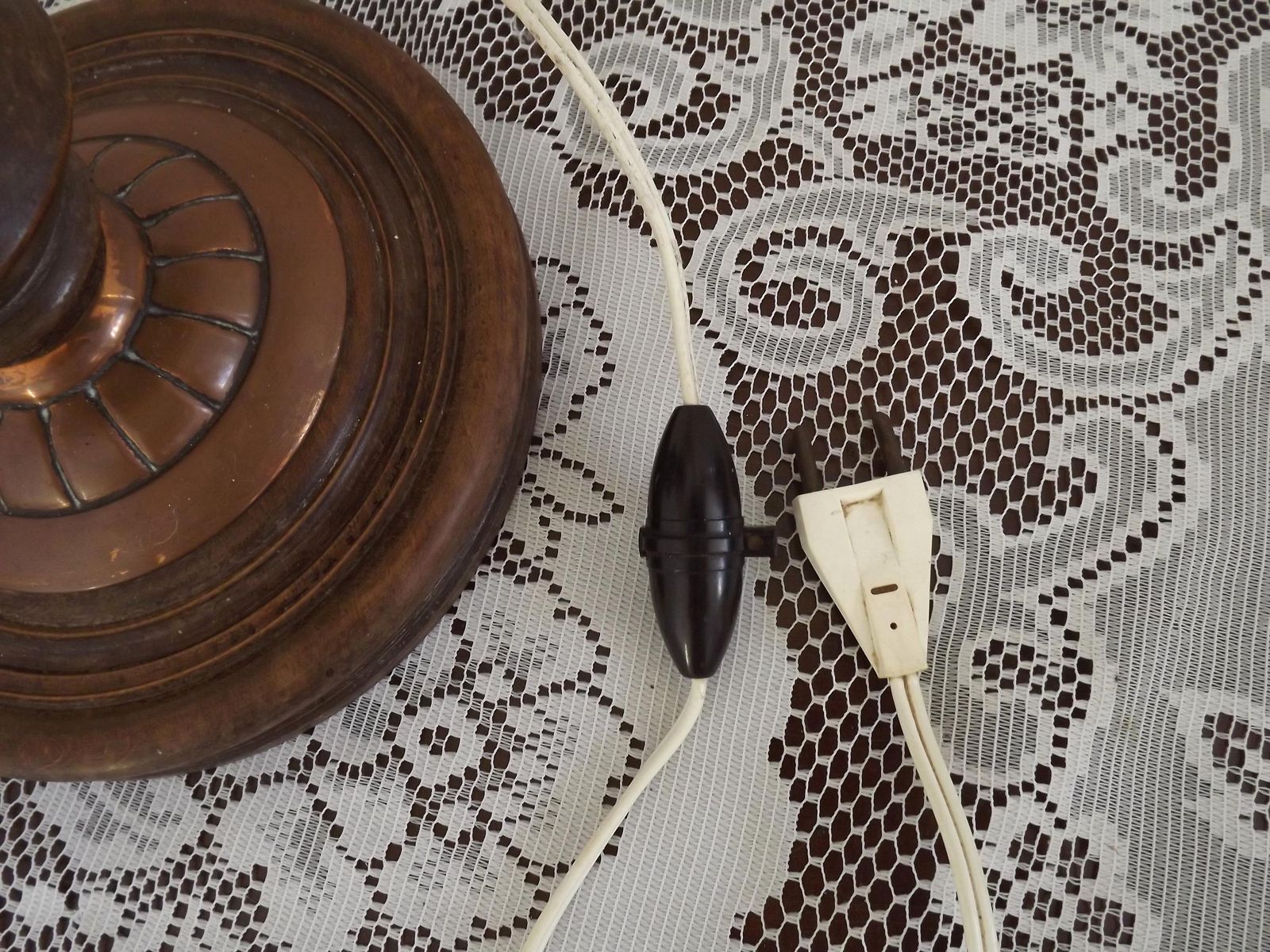 photo for sale Lampe française mid-century en bois tourné et cuivre, abat-jour peint à la main   Luminaire vintage français. Abat-jour peint à la main, motifs de pêches et de feuilles