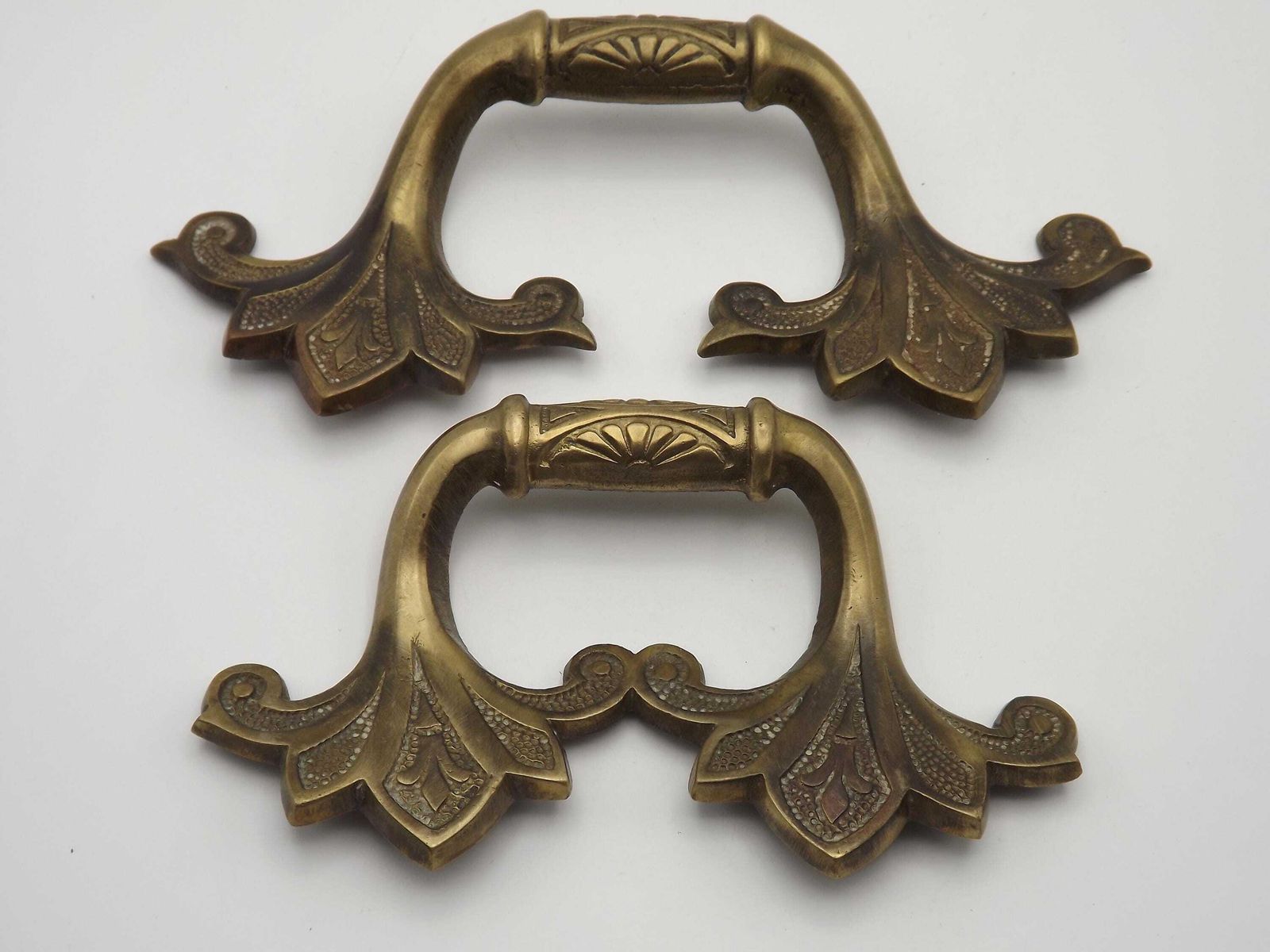 Paire de poignées de meuble françaises d'époque Art déco en laiton massif, en 2 tailles   Poignées françaises Art déco en laiton - Tirettes d'époque. photo furniture