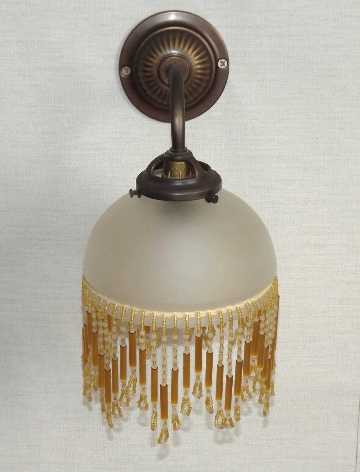 Applique murale vintage française, effet bronze, abat-jour en verre opaque et frange perlée dorée   Luminaires vintage français. Applique murale simple. photo Luminaires
