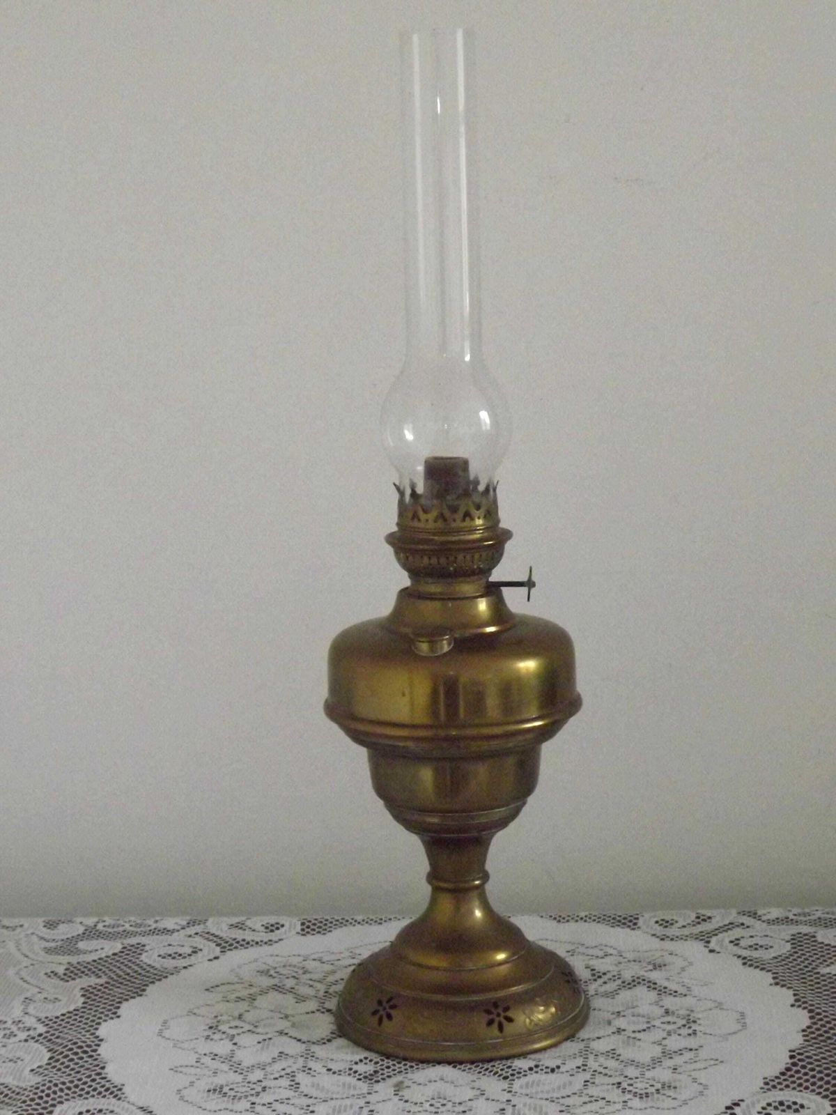 Franse Antieke Messing Olielantaarn Met Helder Glazen Kap, Gestempeld L & B Marque. Antieke Franse Verlichting. Messing Olielantaarn. Messing Kerosinelamp. photo furniture
