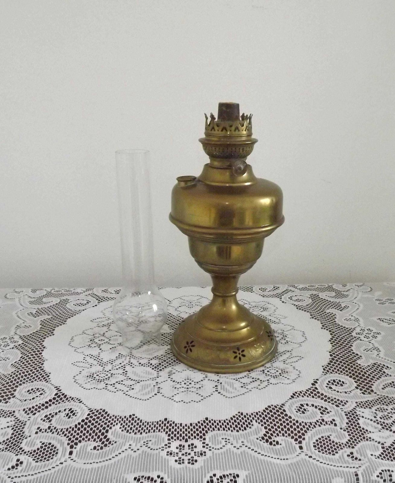 photo furniture Franse antieke messing olielantaarn met helder glazen kap, gestempeld L & B Marque. Antieke Franse verlichting. Messing olielantaarn. Messing kerosinelamp.