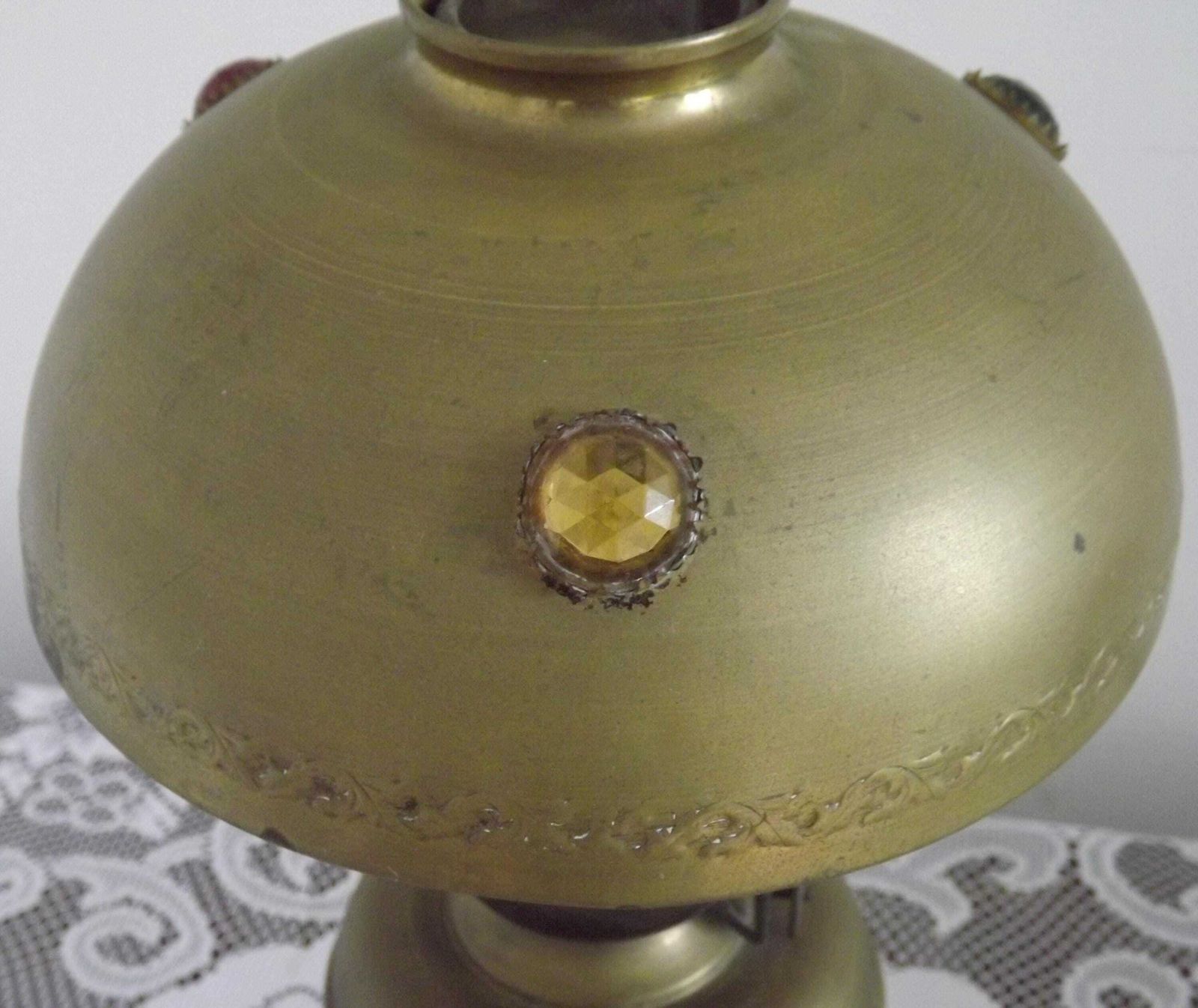 Vintage Franse Messing Olielantaarn Met Glazen Schoorsteen En Gekraalde Kap — Franse Vintage Verlichting. Antieke Messing Olielantaarn. Glazen Schoorsteen. photo vinterior