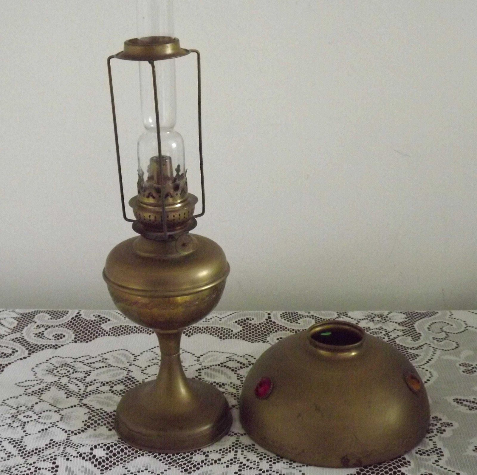 photo furniture Vintage Franse Messing Olielantaarn Met Glazen Schoorsteen En Gekraalde Kap — Franse Vintage Verlichting. Antieke Messing Olielantaarn. Glazen Schoorsteen.