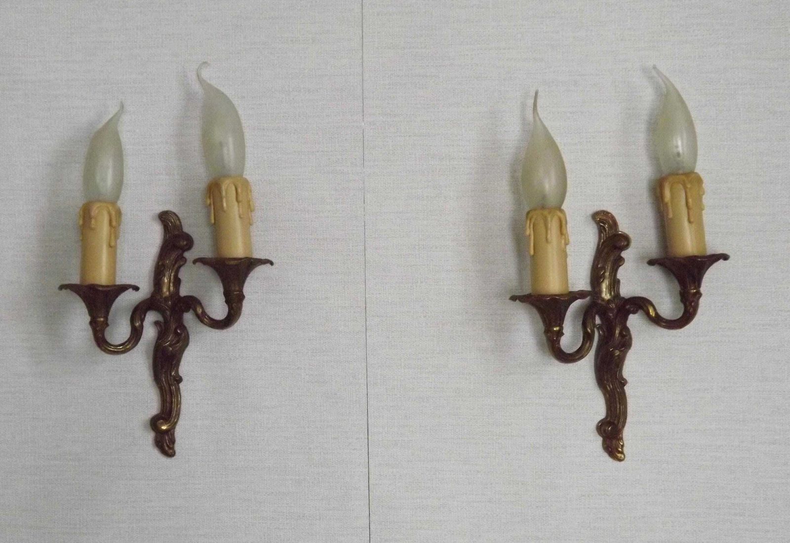 Paire d'appliques murales doubles vintage en bronze avec détail de feuilles d'acanthe   Luminaires vintage français. Paire de petites appliques à feuilles d'acanthe.