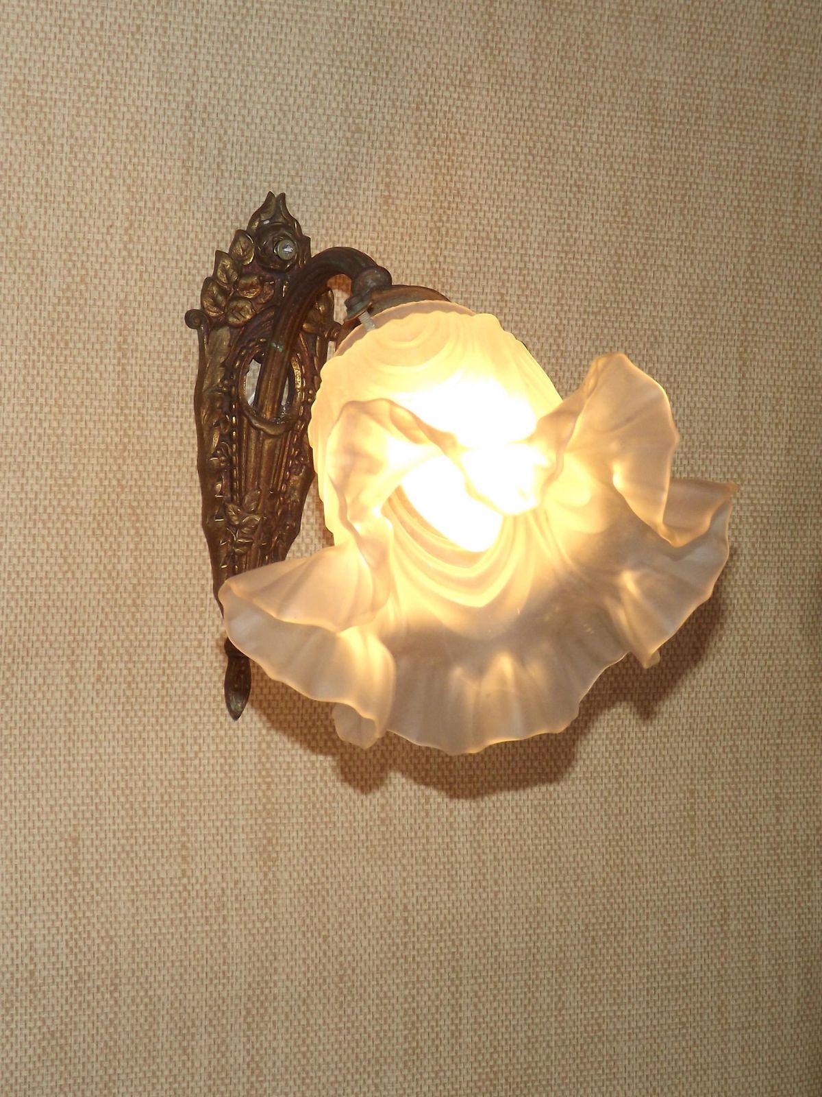 Enkele Franse Bronzen Art Nouveau Wandlamp – Bloemdetail, Wit Glazen Kap – Vintage Franse Verlichting. Enkele Wandlamp. Gegolfde Glazen Kap. photo Verlichting