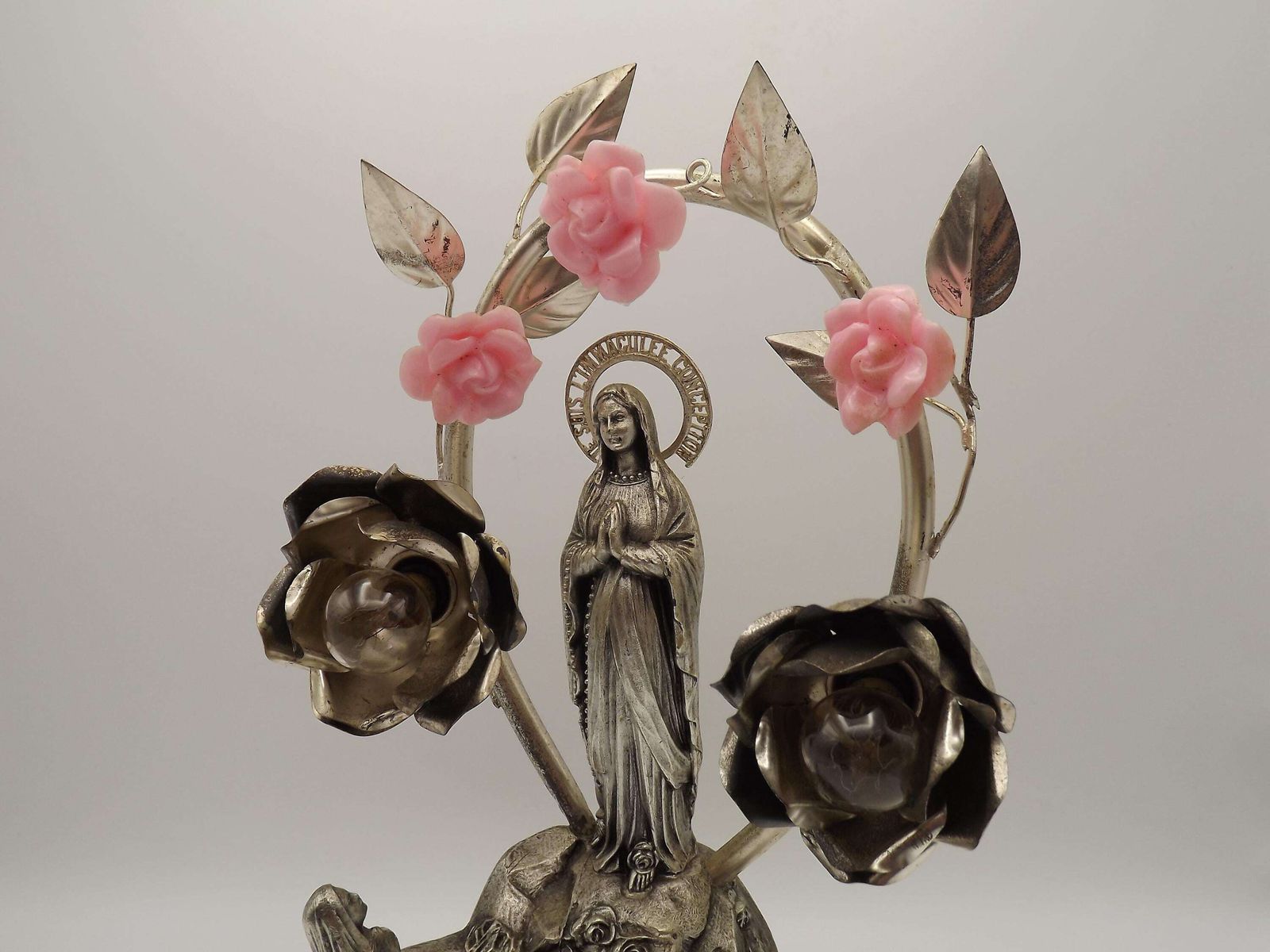 Vintage Franse Spelter Tafellamp Met Onze Lieve Vrouw Van Lourdes, Muziekdoos, Twee Lichtpunten En Rozendetail — Religieuze Lamp Uit Lourdes. Souvenir Uit Lourdes. photo for sale