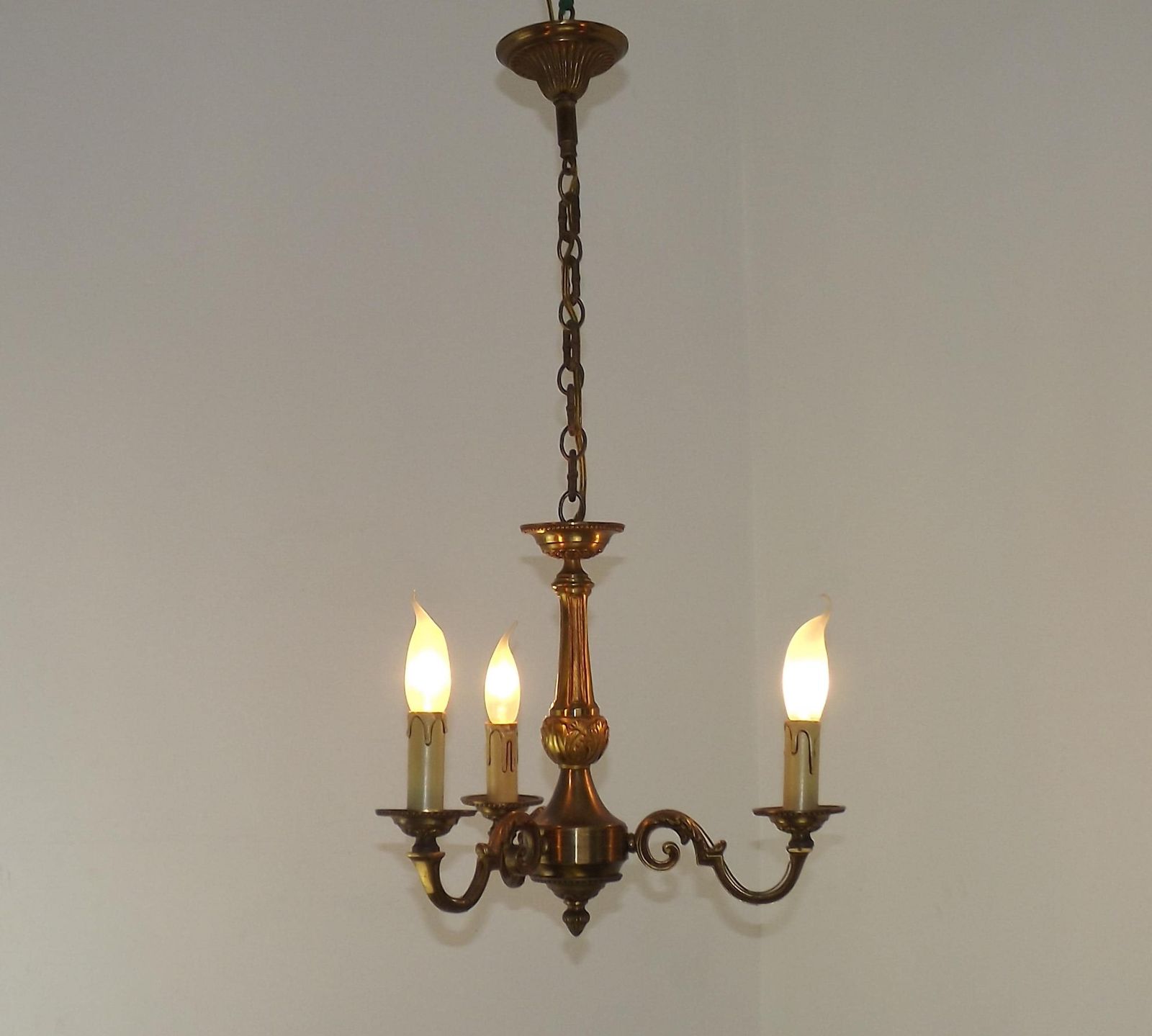 Lustre à 3 lumières de style traditionnel mid-century en bronze français photo furniture