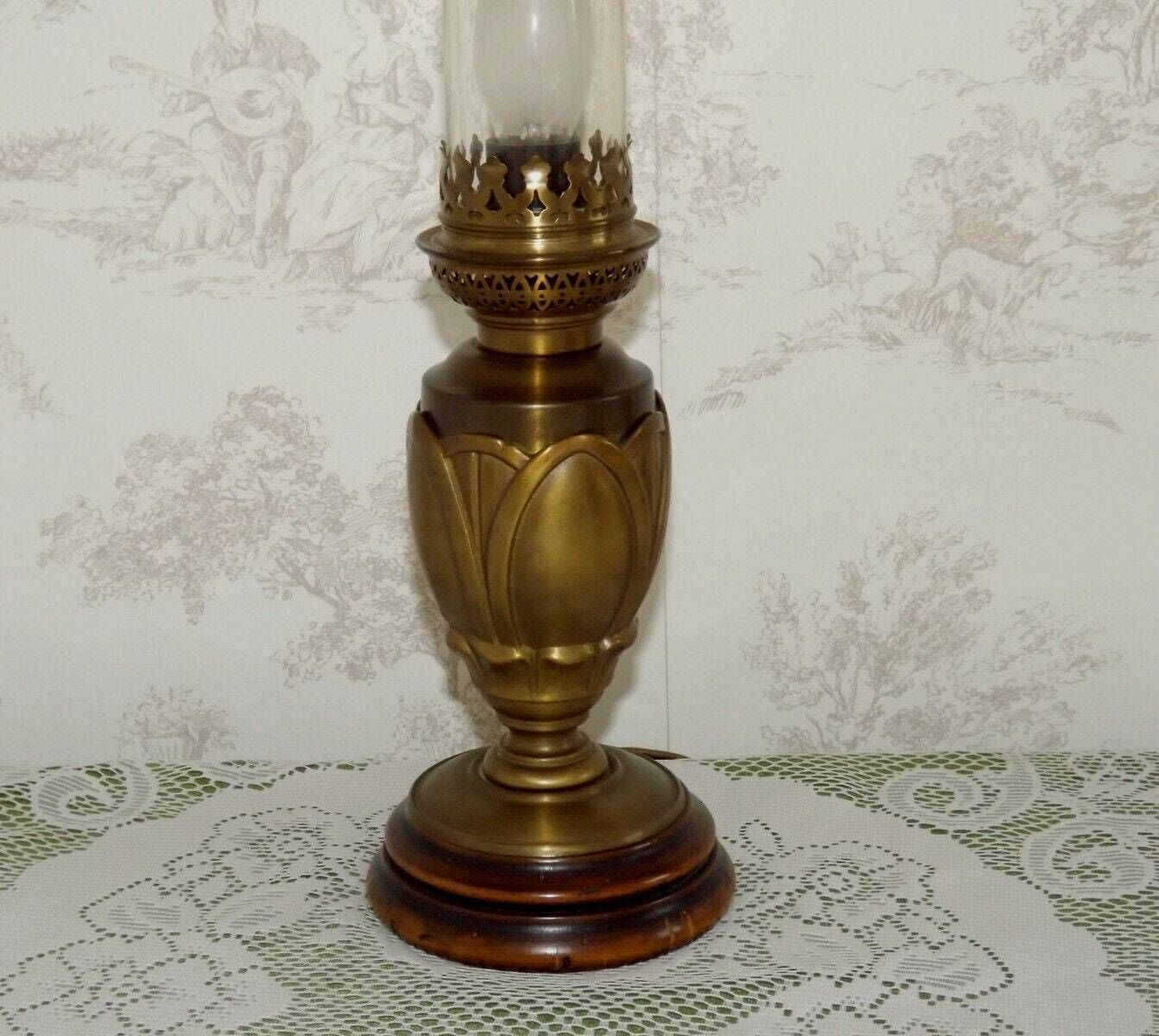 Lampe de table vintage de style Art Nouveau français, bronze et bois, abat-jour en verre transparent   Luminaires vintage français. Lampe de table. Lampe de chevet. photo vinterior