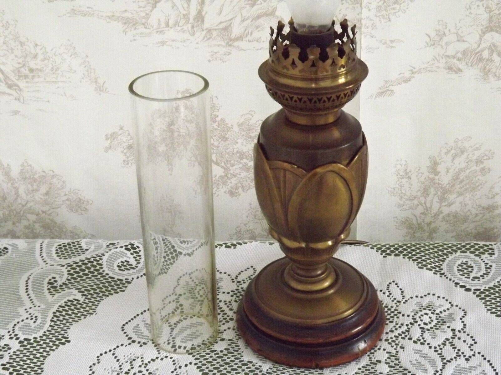 photo furniture Lampe de table vintage de style Art Nouveau français, bronze et bois, abat-jour en verre transparent   Luminaires vintage français. Lampe de table. Lampe de chevet.
