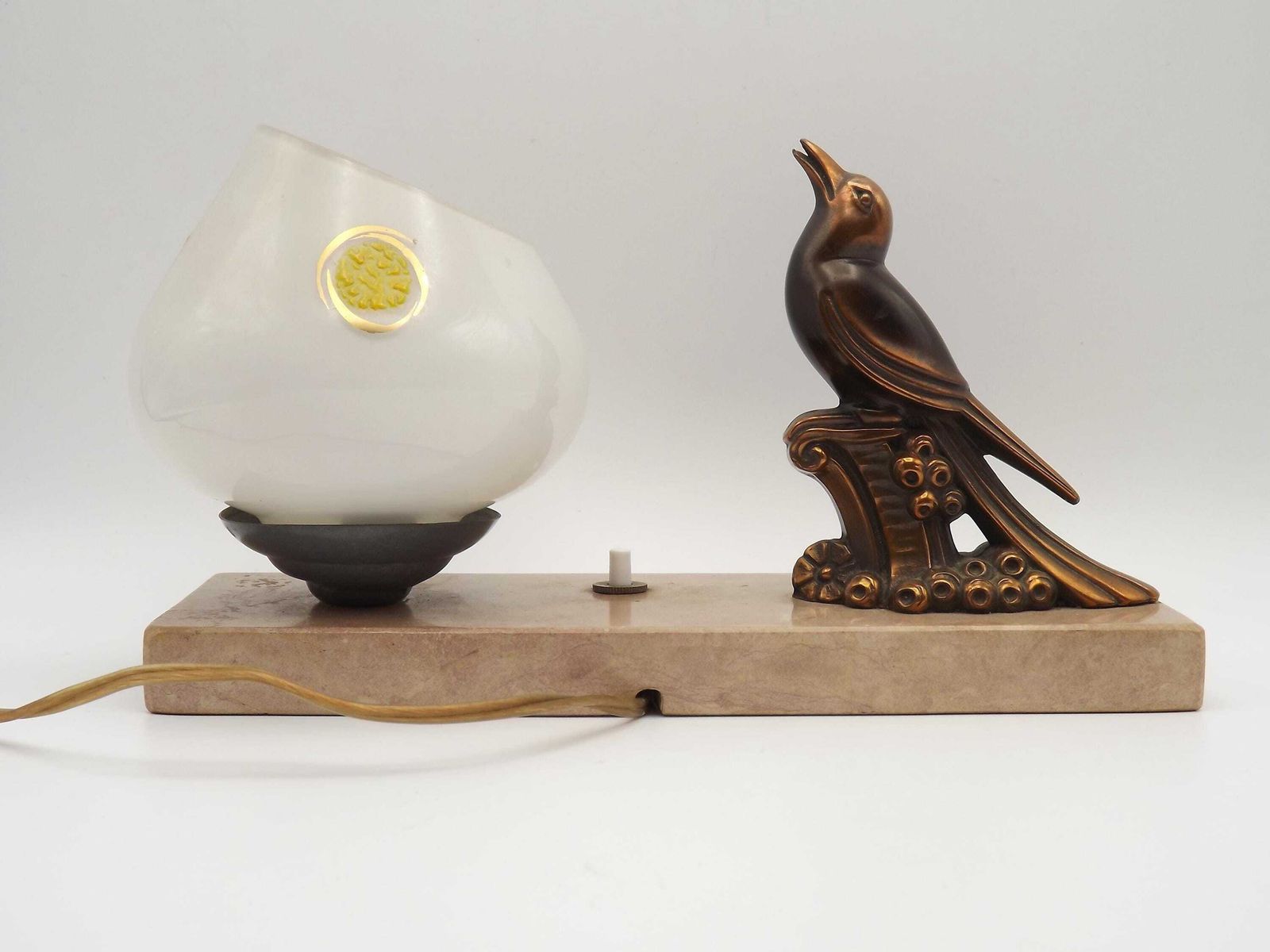 Lampe de table Art déco française Tedd, oiseau en bronze, base en marbre et abat-jour blanc à motifs. Lampe de chevet. photo for sale