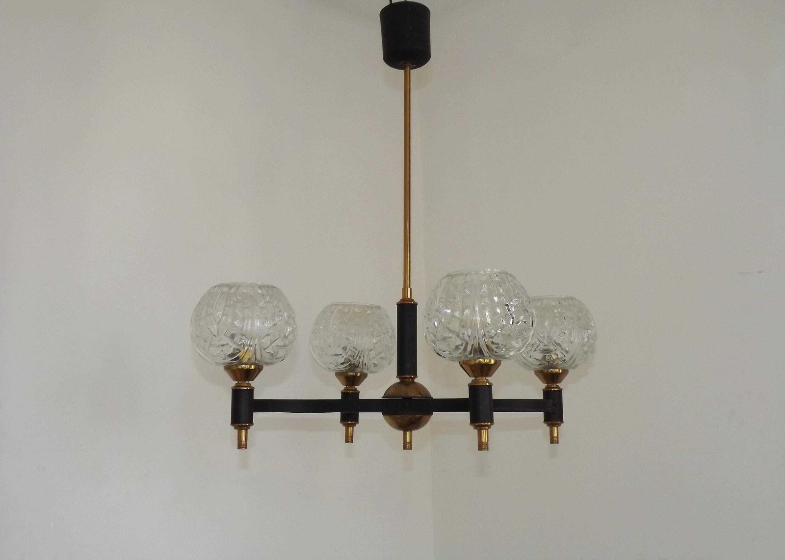 Franse Vintage Mid Century Zwart & Goud 4 Armige Hanglamp Met Helder Geslepen Glazen Kappen – Jaren 1950/60 | Franse Vintage Verlichting. Retro Verlichting. photo for sale