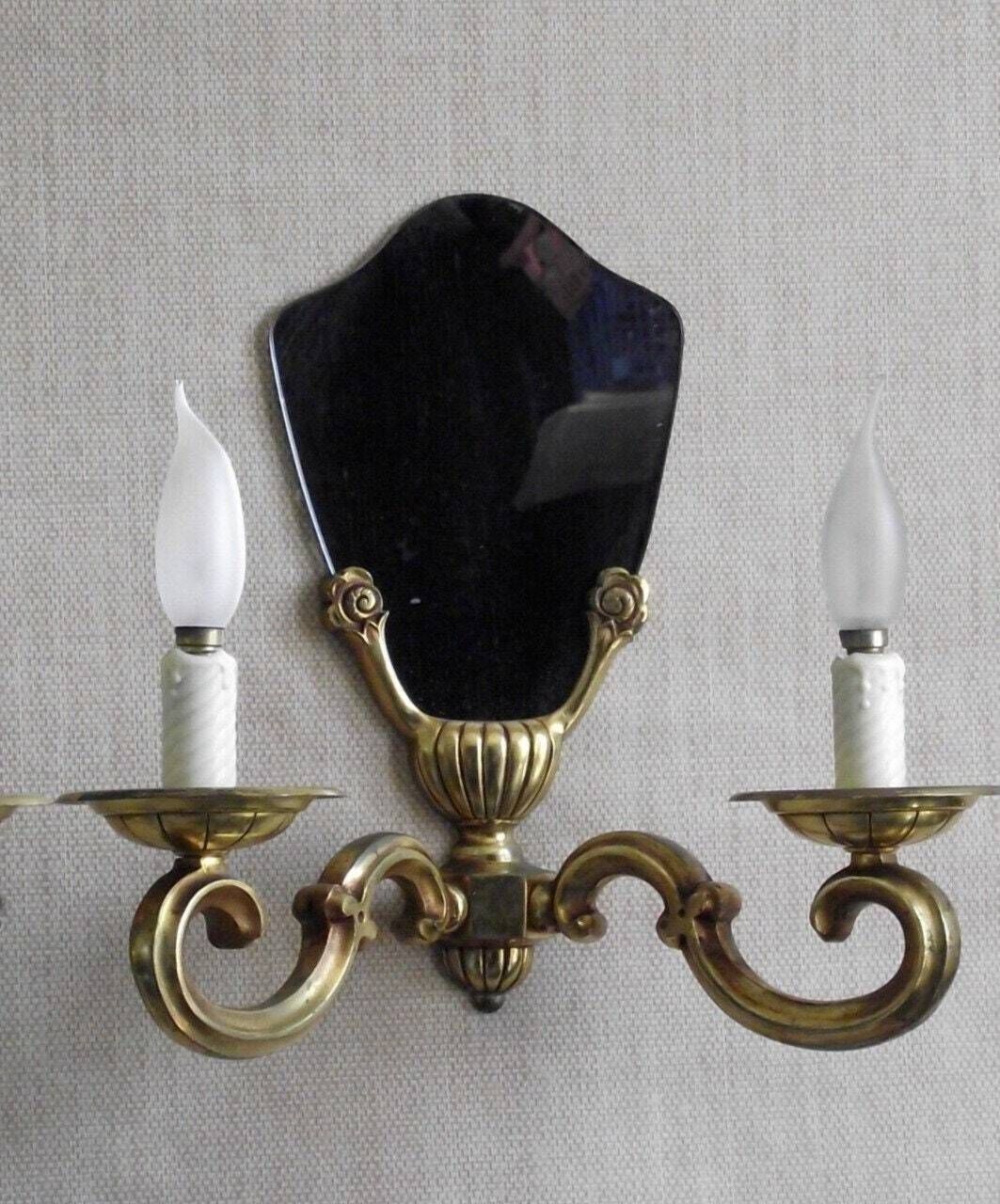 Paire d'appliques murales Art déco françaises en laiton et miroir - Luminaires d'époque à double bras.   Luminaires d'époque français.Plaques de fond en miroir photo for sale