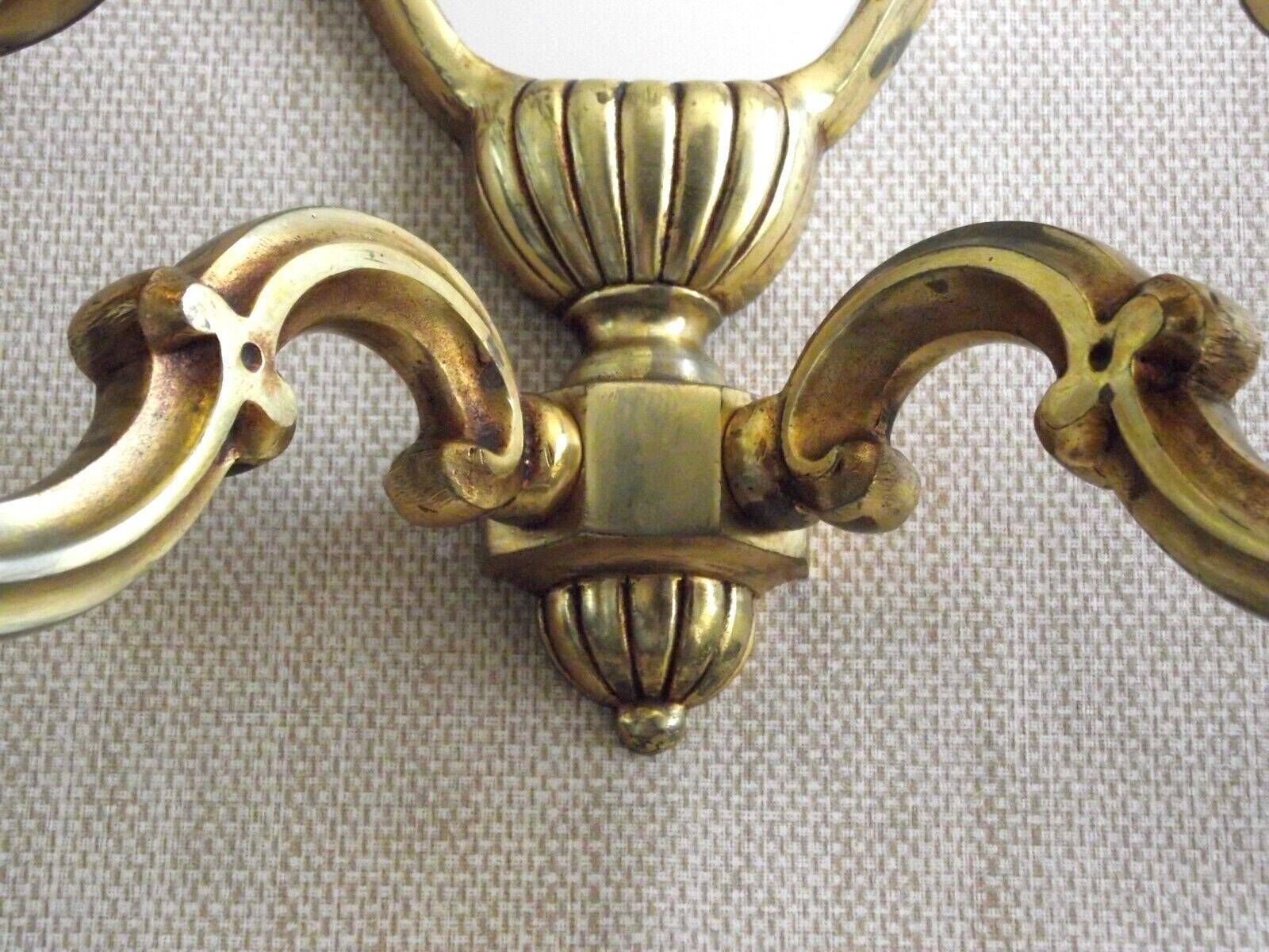 Paire d'appliques murales Art déco françaises en laiton et miroir - Luminaires d'époque à double bras.   Luminaires d'époque français.Plaques de fond en miroir photo vinterior