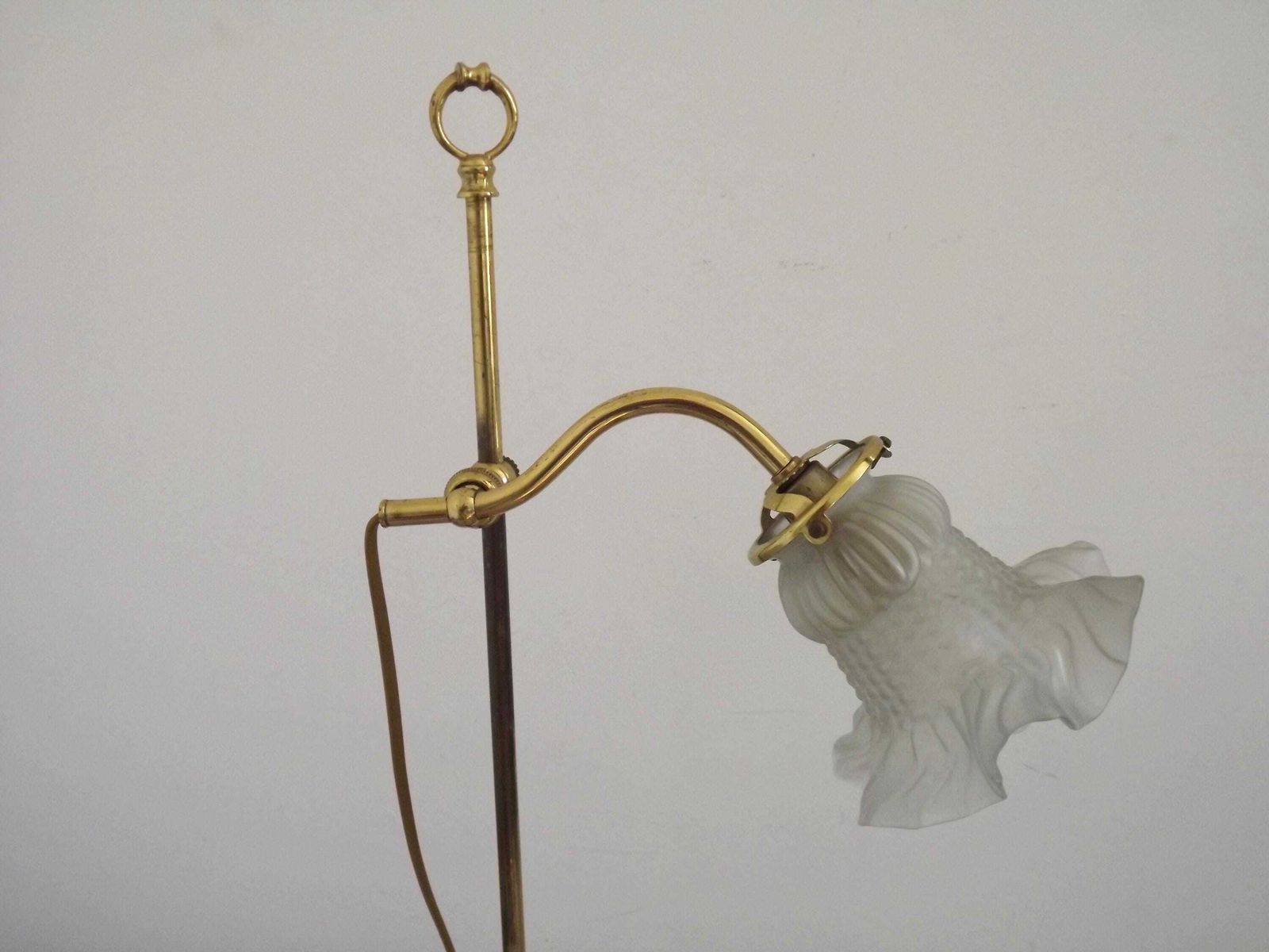 Franse vintage tafellamp met ganzenhals, messing armatuur en wit gepatroneerde opaalglazen kap — Franse vintage verlichting. Tafellamp. Nachtkastlamp. Bureaulamp. photo for sale