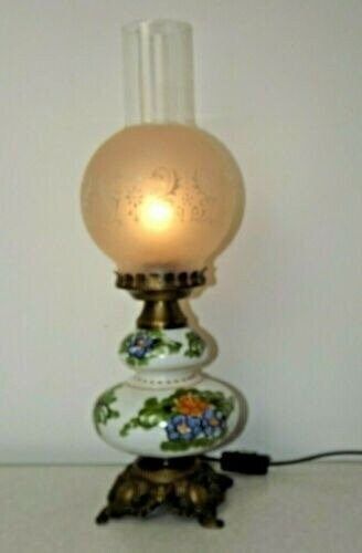 Lampe de table vintage française en céramique florale, style lanterne, avec entonnoir gravé. Luminaires vintage français. Lampe de table. Lampe style lanterne de campagne. photo for sale
