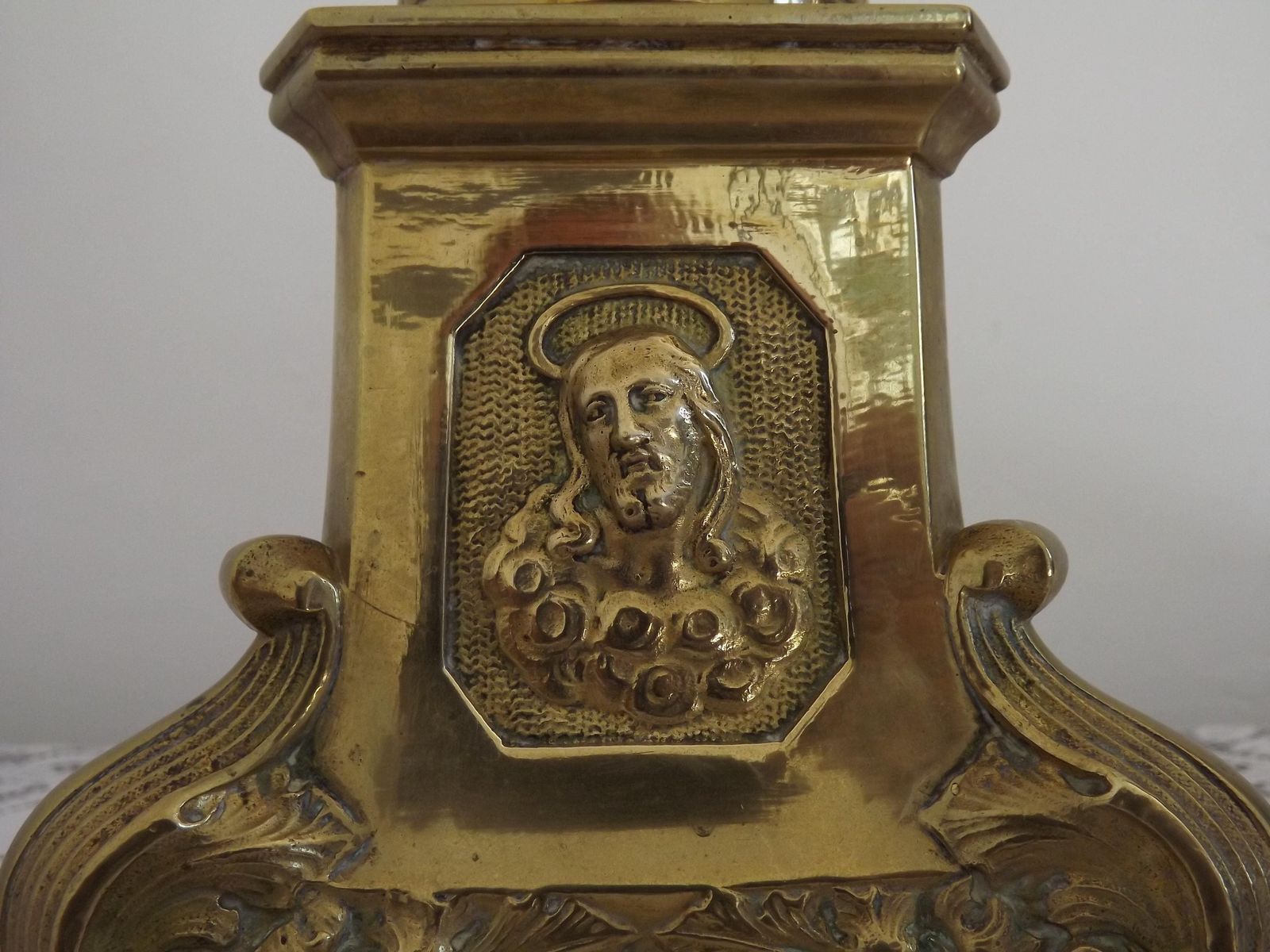 photo furniture Bougeoir d'église d'époque en laiton, pieds en forme de lions et motifs religieux - Antiquité française. Bougeoir d'église. Chandelier d'autel.