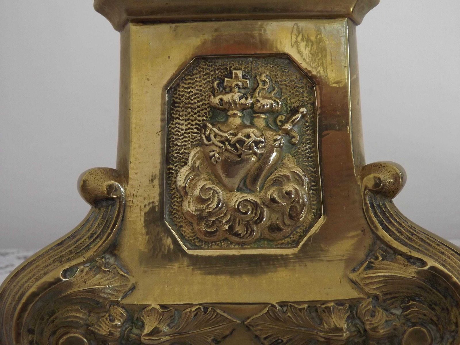 photo for sale Franse Antieke Messing Kerkelijke Kandelaar Met Leeuwenpoten En Religieuze Motieven — Frans Antiek. Kerkelijke Kandelaar. Altaarkandelaar.