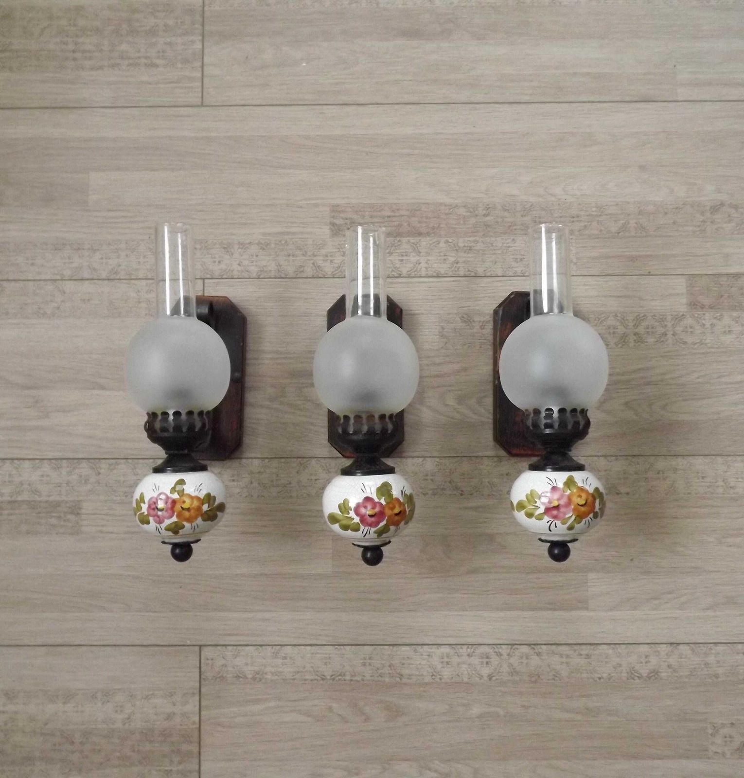Lot de 3 appliques lanterne de style campagne française, bois rustique et métal, vasque en céramique florale et abat-jour en verre. Lot de 3 appliques murales.