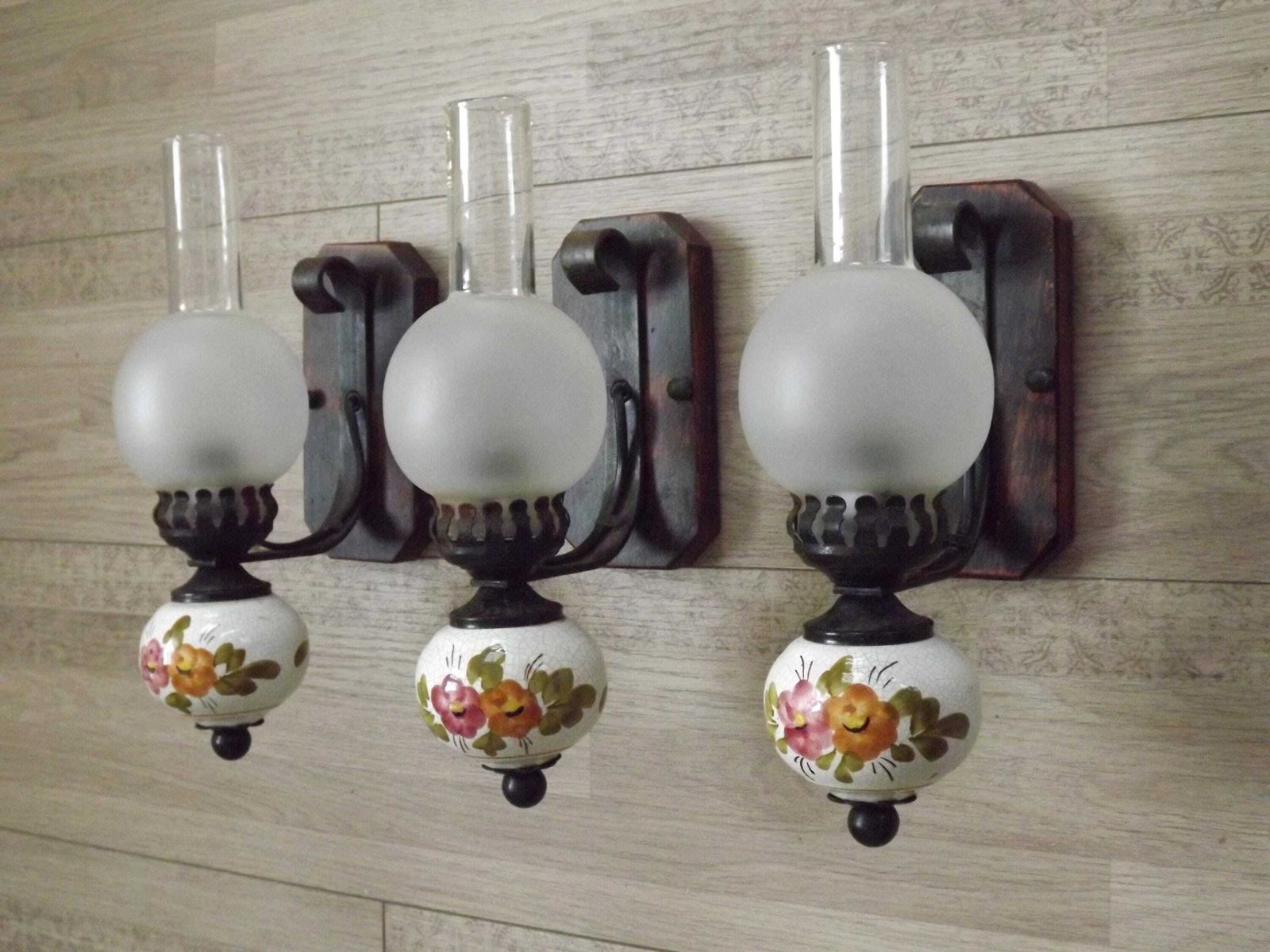 Lot de 3 appliques lanterne de style campagne française, bois rustique et métal, vasque en céramique florale et abat-jour en verre. Lot de 3 appliques murales. photo furniture