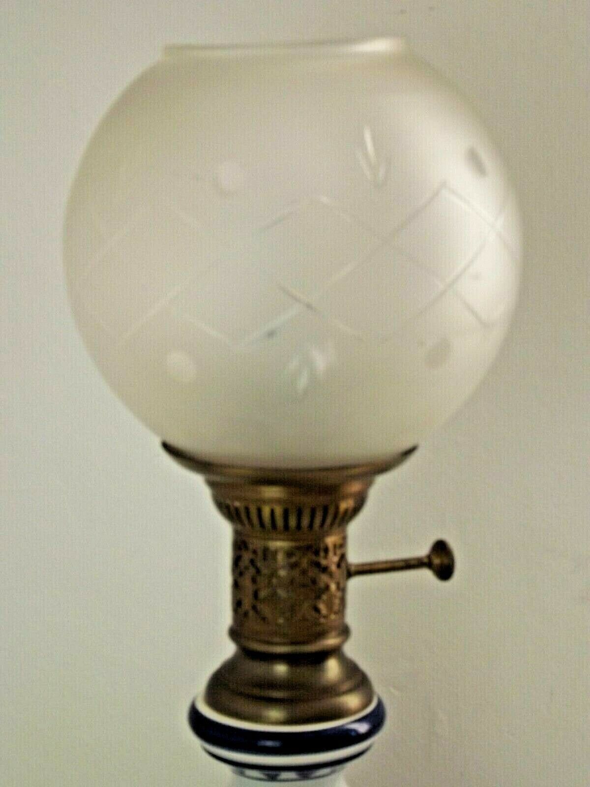 Grande lampe de table style lanterne de campagne française, peinte à la main, avec abat-jour en verre   Luminaire français vintage. Lampe de campagne française. Pied décoratif. photo vintage