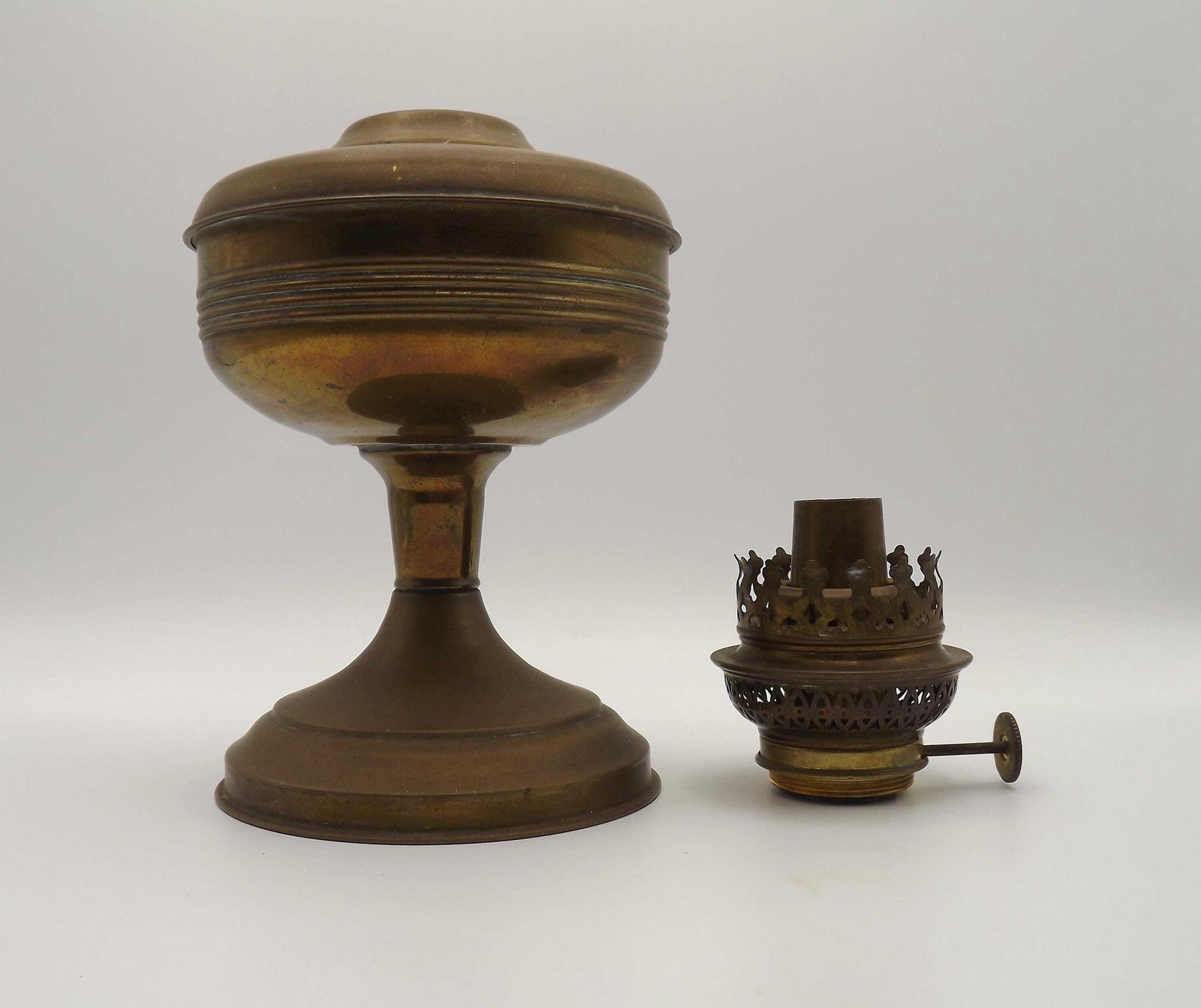 Vintage French Brass Oil Lantern Bases Set Of 3 For Restoration/Spare Parts. French Vintage. Oil Lantern Bases. Refurbishement Lamp Bases. photo vinterior