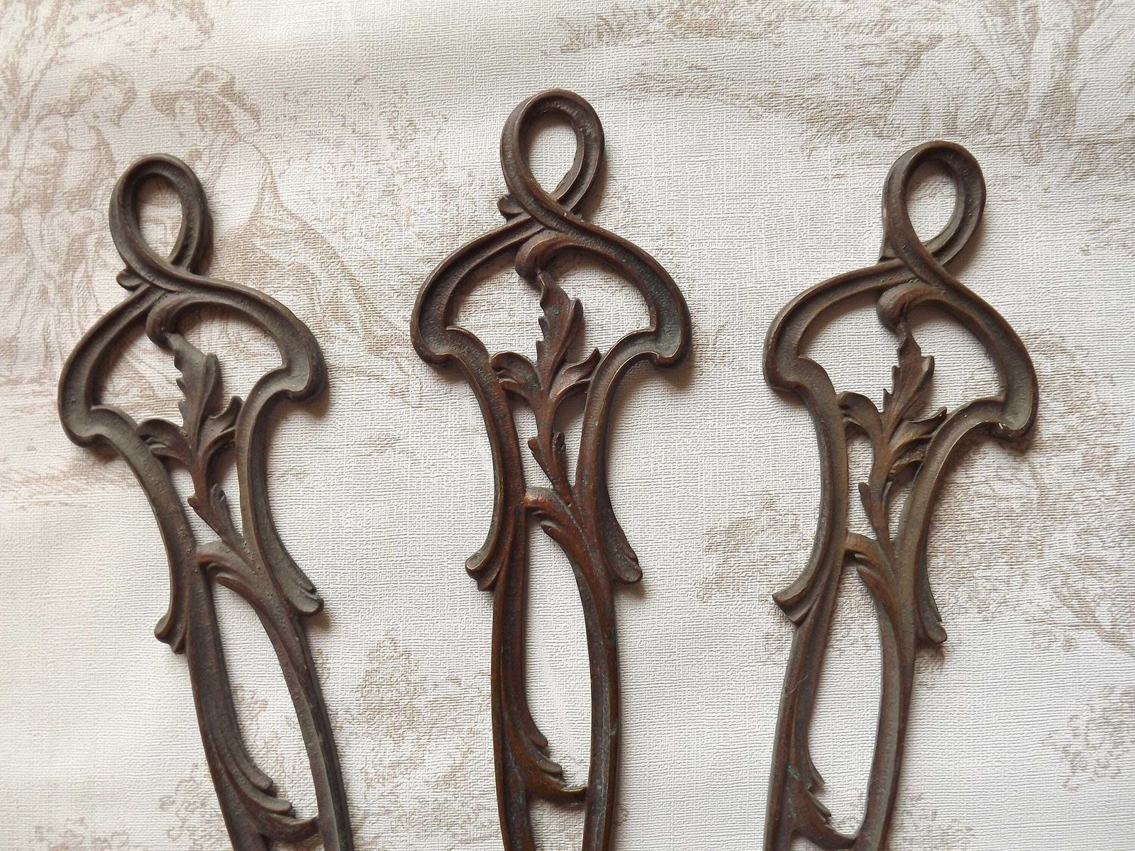 Set van 3 Art Nouveau antiek bronzen grote kroonluchter hangschakels – Frans antiek verlichtingsonderdeel. Krul- en bladmotief. Kroonluchterrestauratie. photo for sale