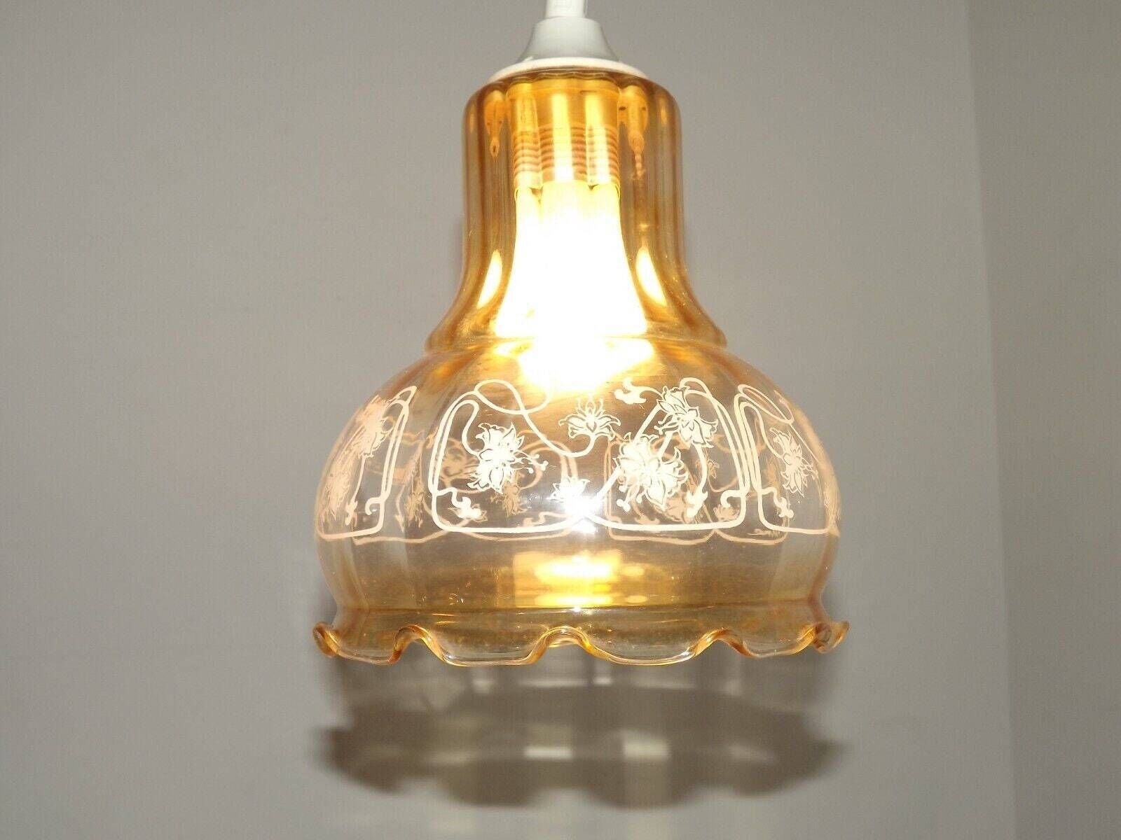 Plafonnier vintage français en verre ambré signé Vianne, élégance florale à bord festonné - Luminaires vintage français. Plafonnier signé. photo for sale