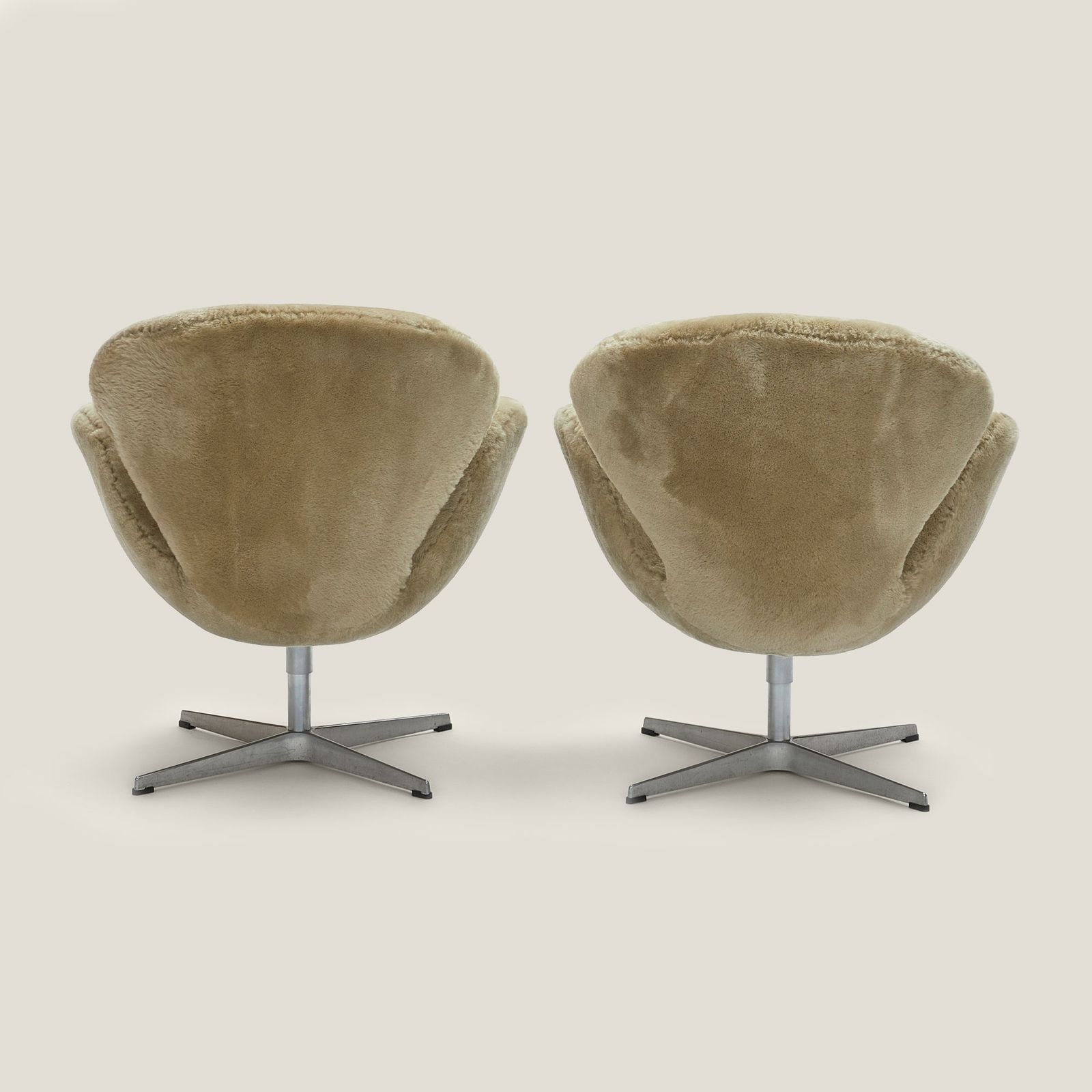 Pair Of Swan Armchairs – Arne Jacobse photo 11748.0