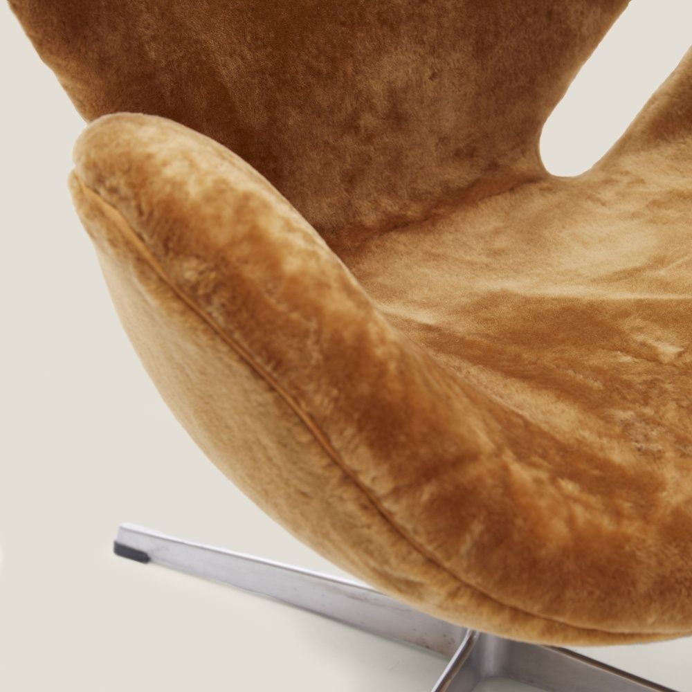 Swan Armchair & Ottoman – Arne Jacobsen photo vinterior