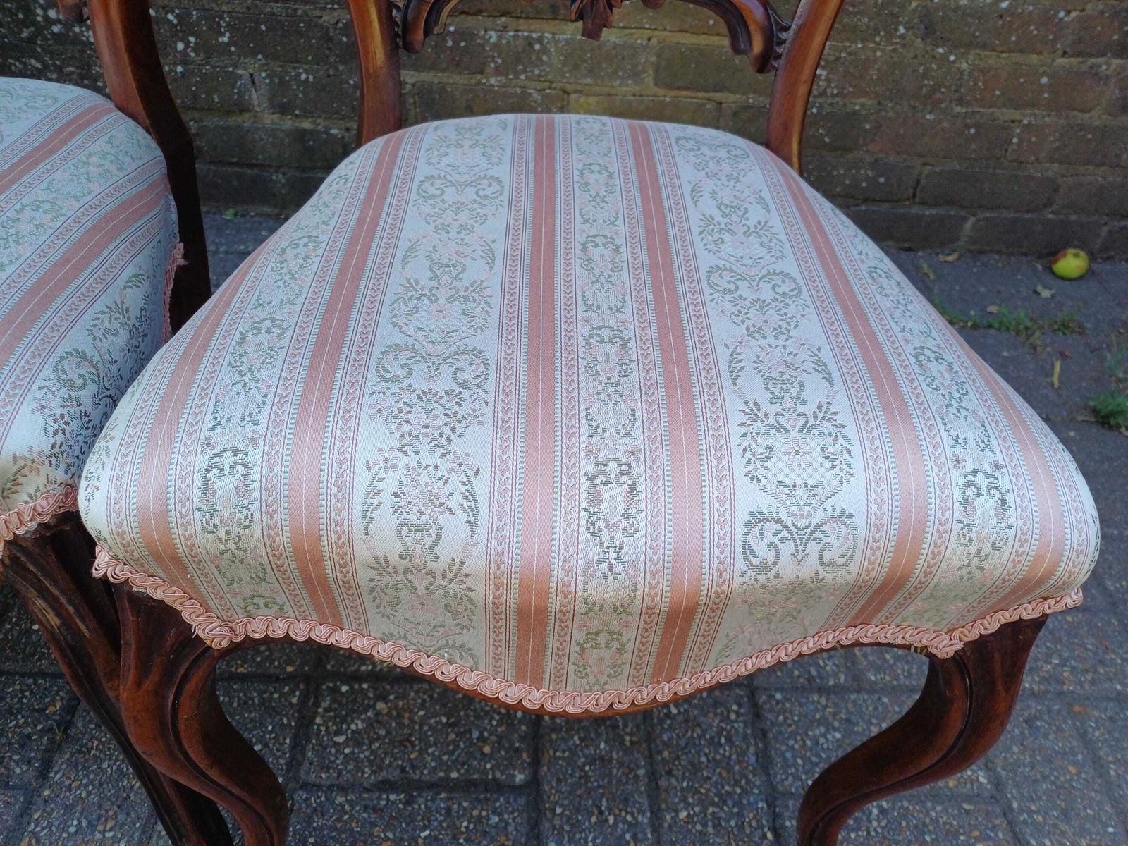 photo furniture Set Of 4 Antique Victorian Balloon Back Dining Chairs – Carved Rosewood With Cabriole Legs & Upholstered Seats C.1860