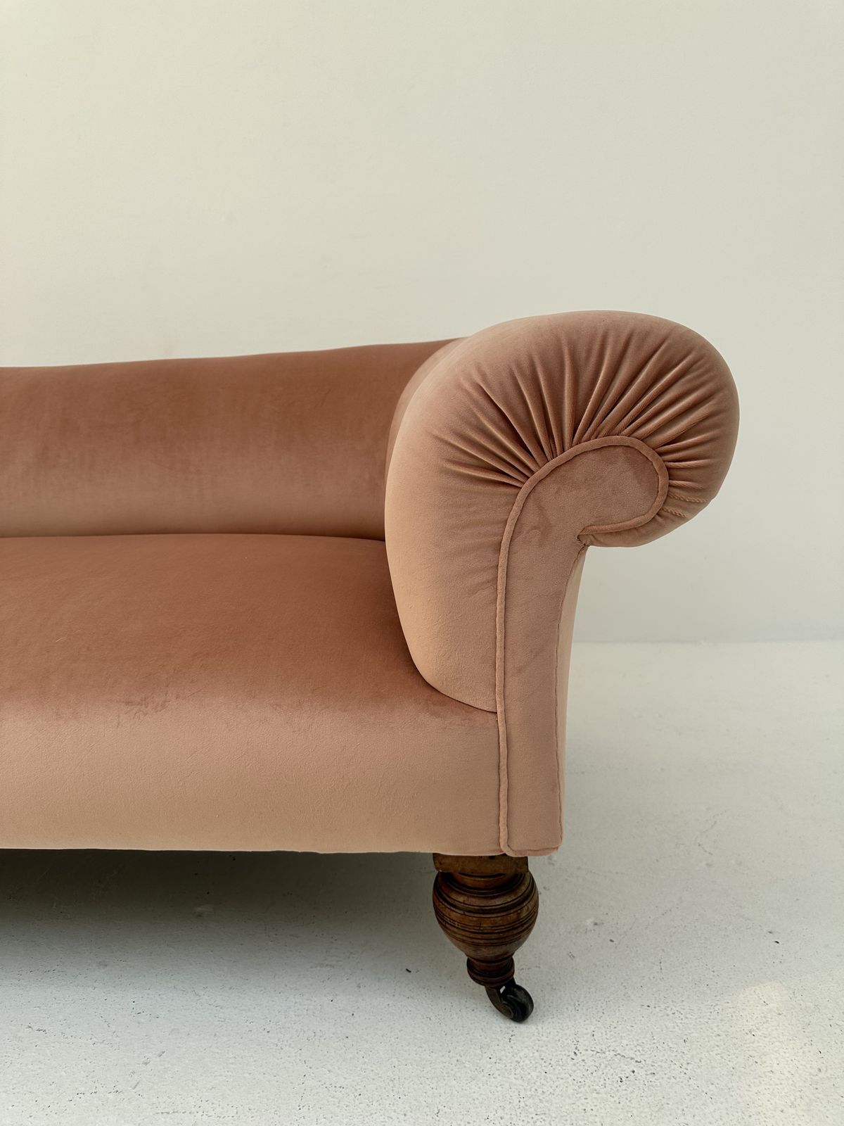photo furniture Victorian Chesterfield Style Sofa 3 Seater Upholstered In Pink Velvet