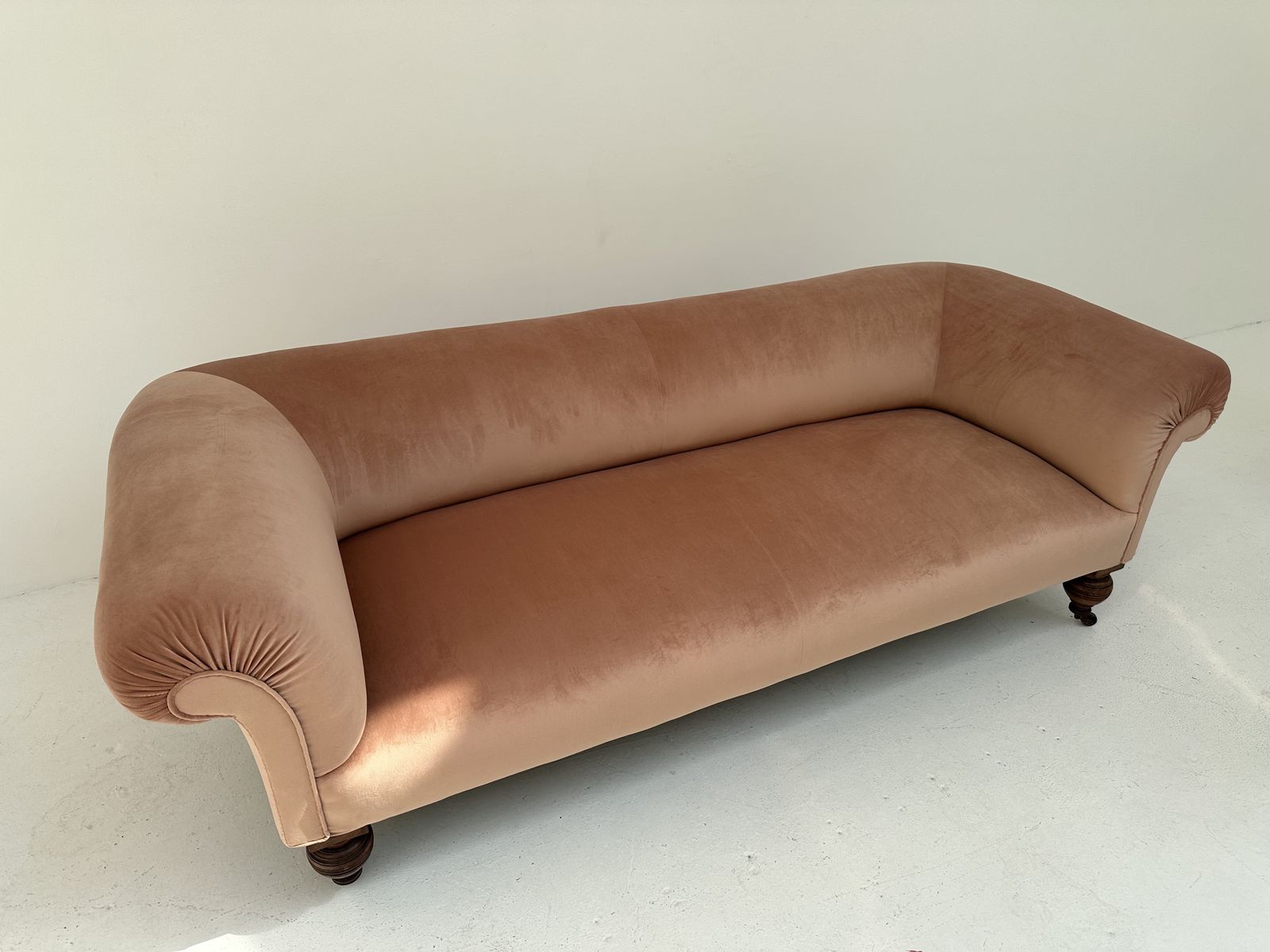 photo vinterior Victorian Chesterfield Style Sofa 3 Seater Upholstered In Pink Velvet