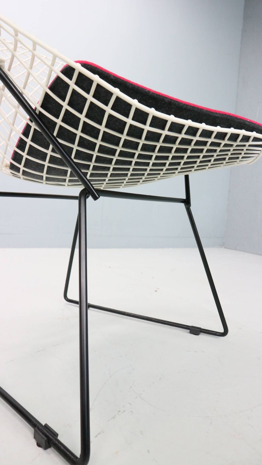 Diamond Chair By Harry Bertoia In White & Black Metal And New Seating 1960s photo vintage