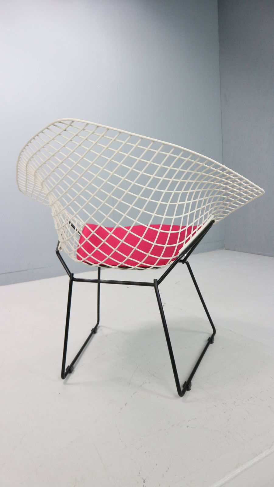 photo vinterior Diamond Chair By Harry Bertoia In White & Black Metal And New Seating 1960s