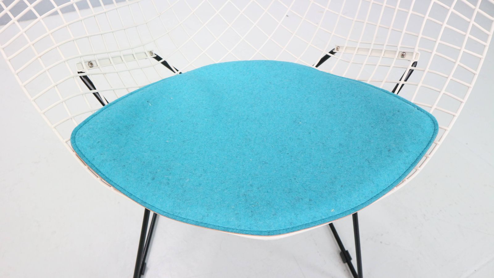 590.0 Diamond Chair By Harry Bertoia In White & Black Metal And New Blue Seating photo