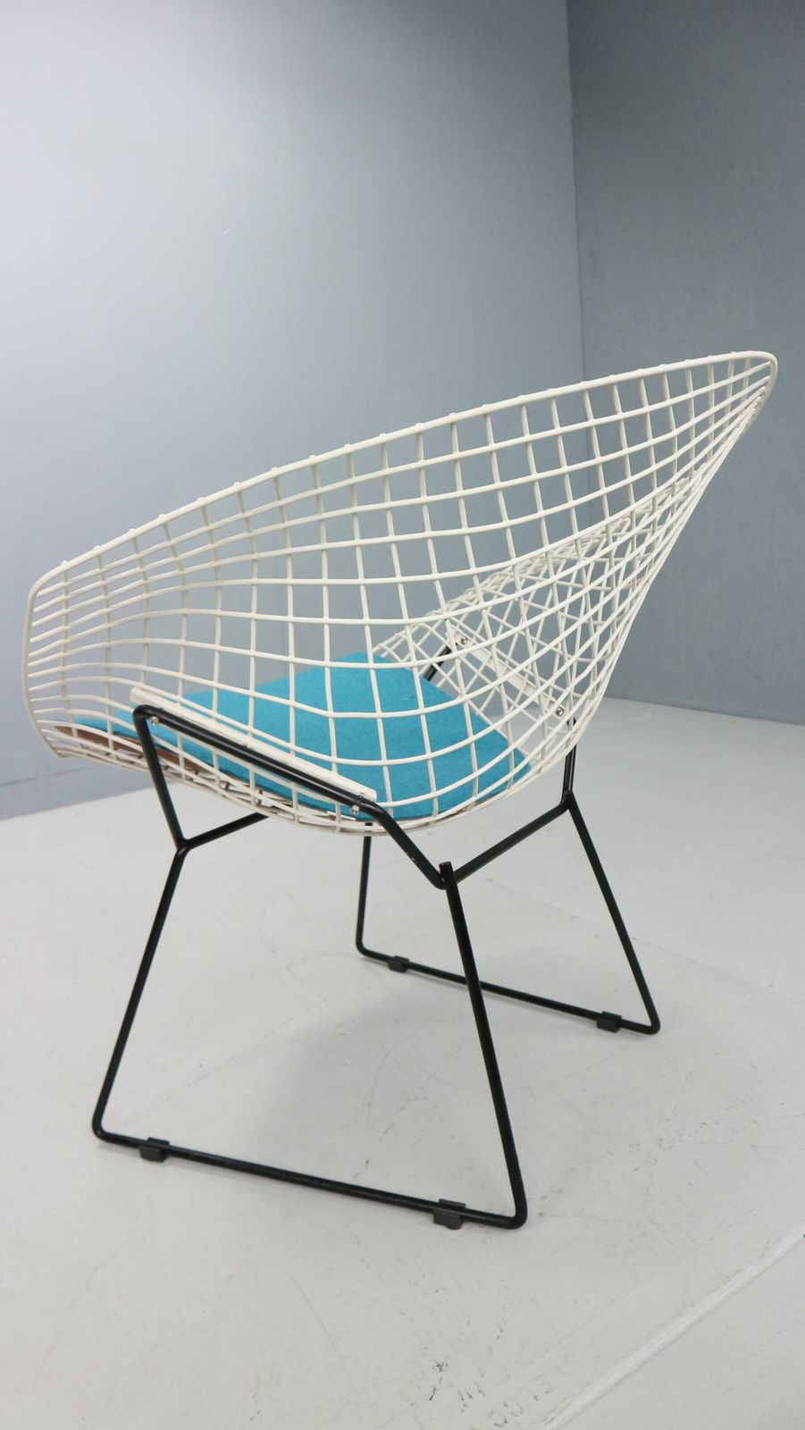 photo vintage Diamond Chair By Harry Bertoia In White & Black Metal And New Blue Seating