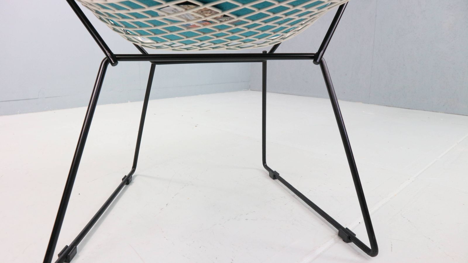 Diamond Chair By Harry Bertoia In White & Black Metal And New Leather Seati photo for sale
